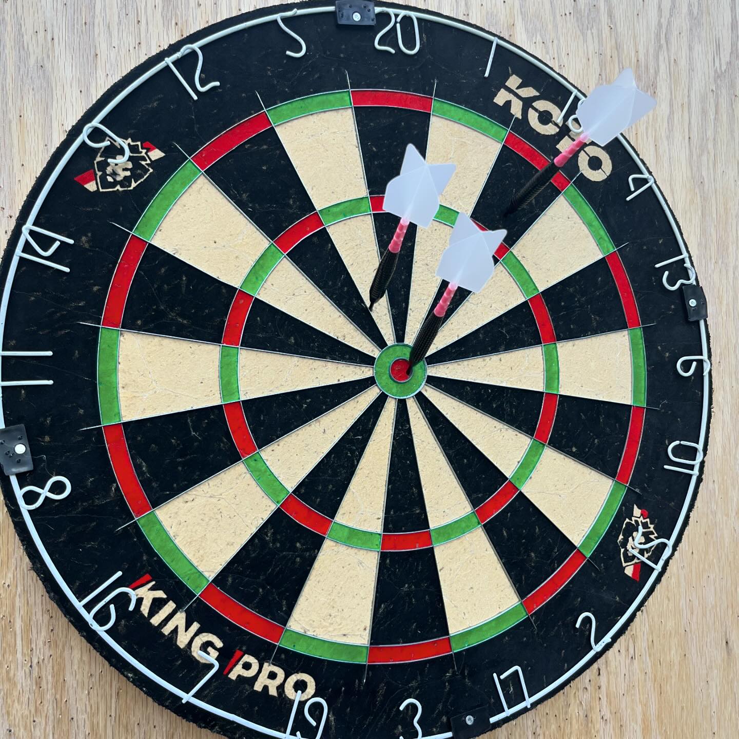 The smallest of things matter, just the changing of the flight gives the dart different feel. When in air the you can’t feel it (obviously) but you can see a difference in the way the dart flies and breaks the air.
-
-
-
#darts #dartstraining #dartsoutside #dartslife #dartsplayer #dartsusa #dartsofmerica  #dartsofcalifornia  #koto #reddragondarts #steadydarts #dartlife #dartshopper #kingoftheoche #bullseye