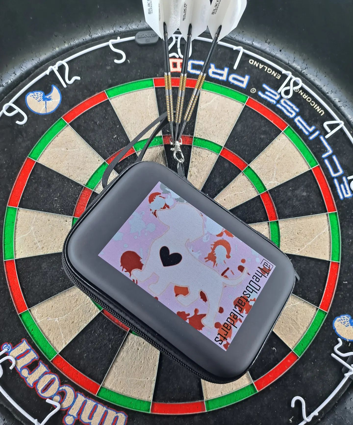 Got a new darts case from dartshopper 🤩
Uus tikkamassikka ja ihan mun näkönen. 🤩
.
.
.
#darts #dartsofinstagram #dartsplayer #dartslife #targetdarts #harrowsdarts #practice #sportlife #sport #max #180 #feelsgood #enjoy #gettingthere #daybyday #tothetop #moneymaker #fresh #shirt #dartshirts #desing #amazing #reddragon #godartspro #new #dartscase