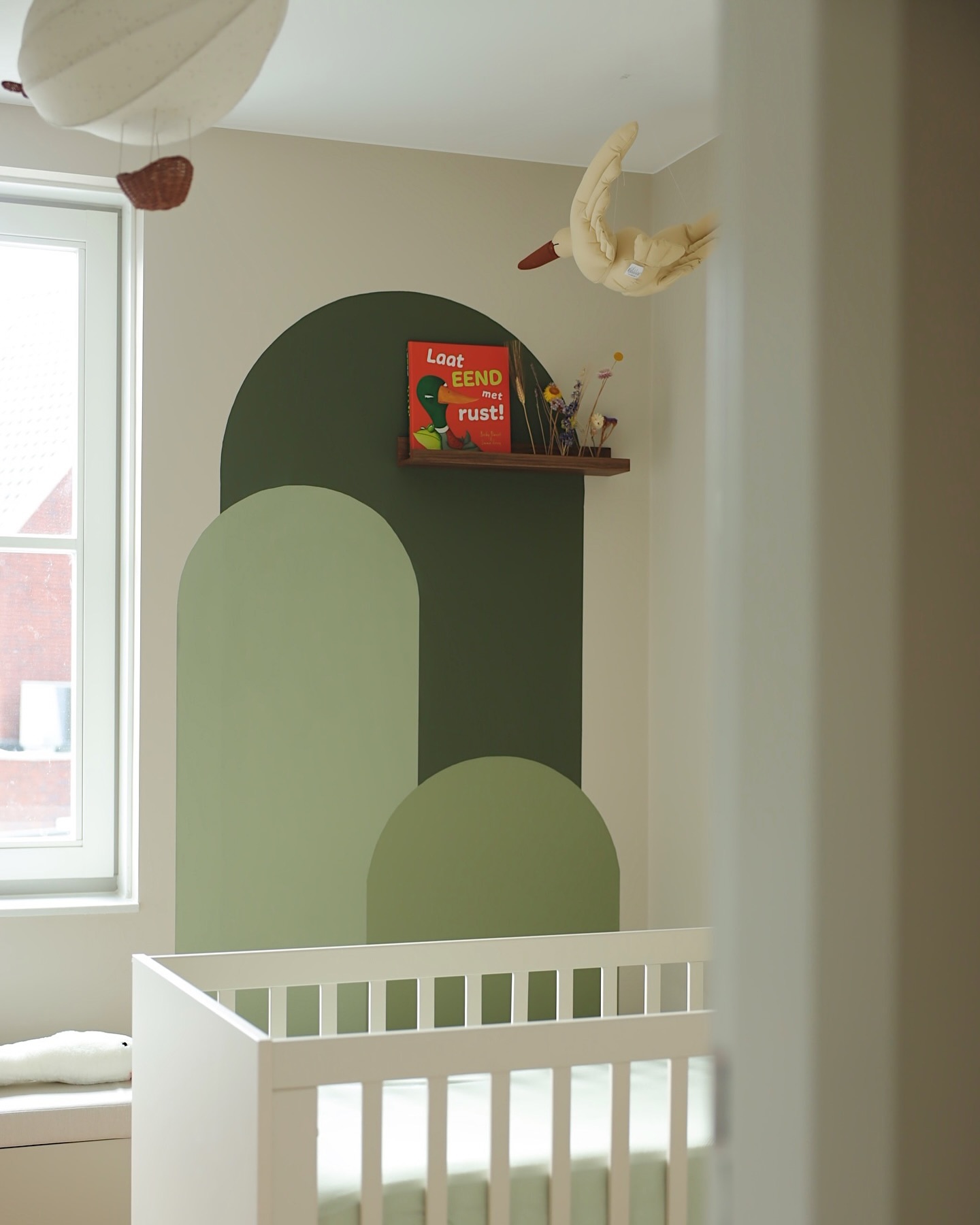 Weißes höhenverstellbares Babybett mit natürlichen Holzbeinen und einstellbarer Liegefläche