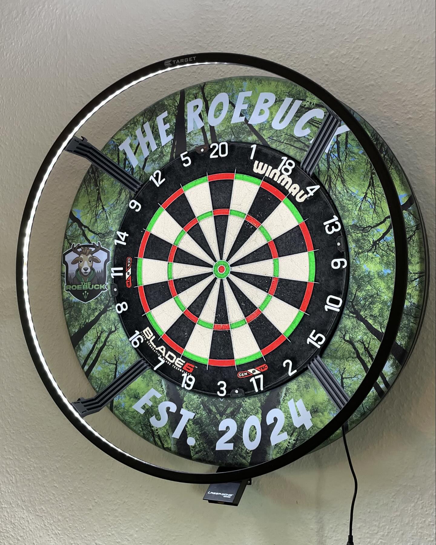 Sobald das Paket ankam, wusste ich, jetzt kann es losgehen. 🦌🎯

Durch ein Video von ollisdartgarage kam ich auf die Idee, mir selbst einen Surround bedrucken zu lassen. 🌳 Passend im Wald Stil. Zusätzlich habe ich mir noch eigene Flights, die Target Bolide 03 und ein bisschen Schnickschnack bestellt. 🛒

Das Ganze wurde durch dartshopper möglich gemacht, und ich bin mit dem Ergebnis mehr als zufrieden! 😍

The Roebuck
•
•
•
#roebuck #dartshopper #darts #180 #steeldarts #dartsofinstagram #darter #dartslove #welovedart #dartslife
