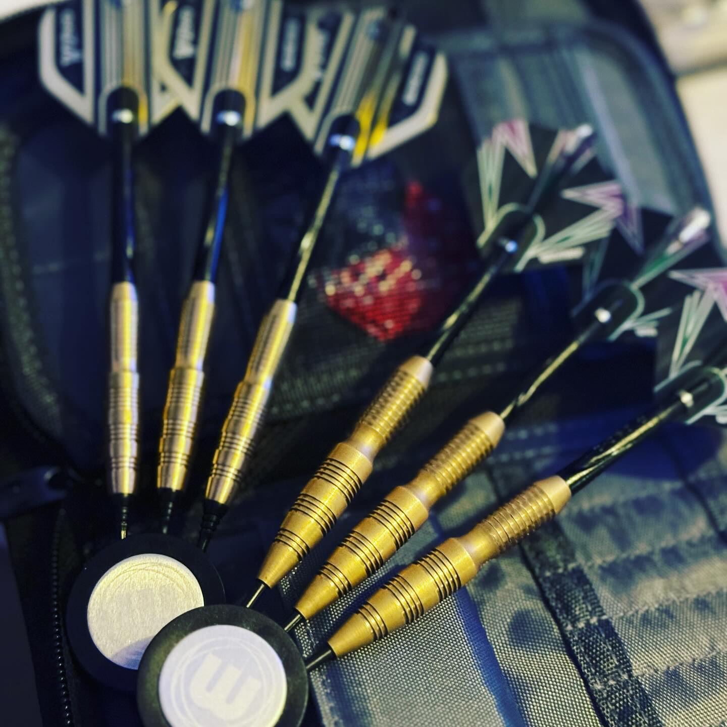 Ab sofort auch beim Softdart mit den Grip-Monstern von Simon Whitlock unterwegs. 

Einfach nur brutal wie viel Grip man mit diesen Barrels hat. Für alle die schnell schwitzige Finger bekommen, kann ich die Barrels nur empfehlen. 

winmauofficial 
der_darttester 
dartshopper 
dartshopper.de 

#dart #darts #softdart #steeldart #steeldarts #softdarts #setup #barrels #flight #barrel #flights #dart🎯 #dartsport #yesdartshopper #dartslife #dartsplayer #dartsfüralle #lovethedarts #dartsofinstagram