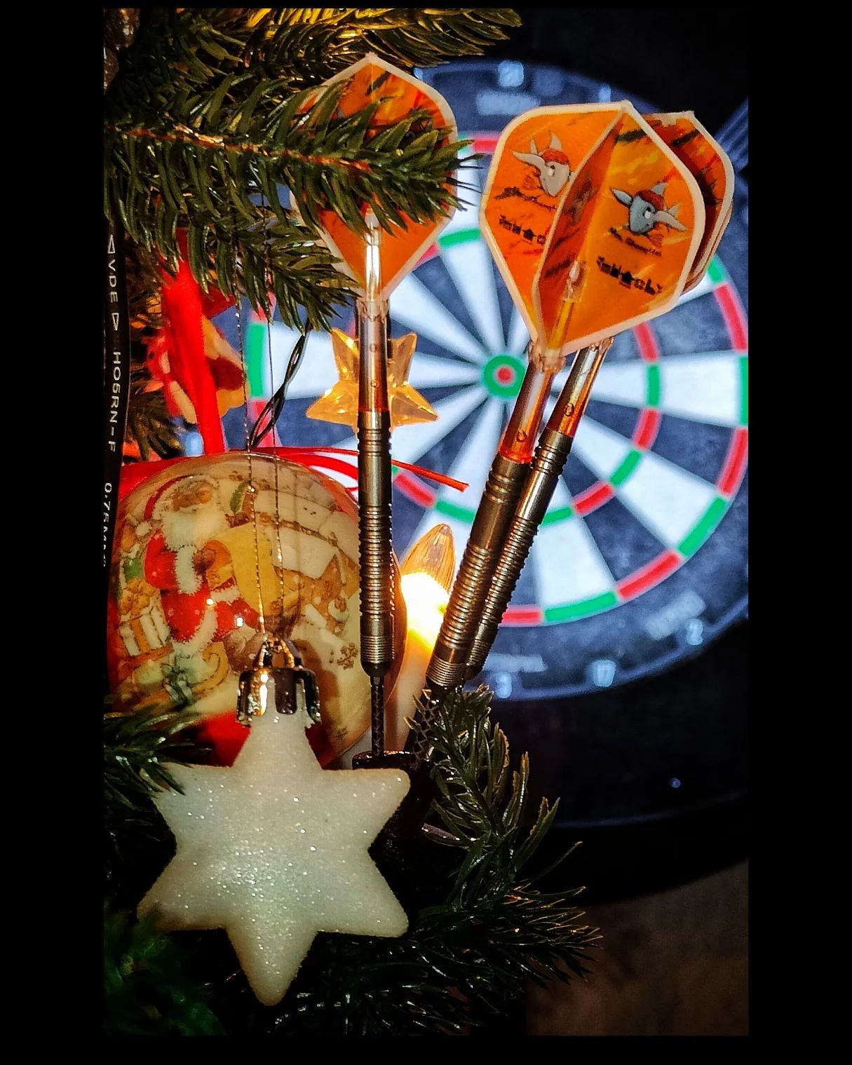 Ich wünsche allen Dartfreunden, Followern, Freunden und Bekannten eine schöne friedliche Weihnachtszeit. 🎄Good Darts🎯

I wish all dart enthusiasts, followers, friends and acquaintances a wonderful, peaceful Christmas time. 🎄Good darts🎯

...................................................
Werbung
....................................................

Neue selbstgestaltete LStyle Flights und LStyle Duotone Schäfte in Orange.
Gedruckt und gekauft bei dartshopper dartshopper.de 
#dartshopper 
#lstyle #flights #schäfte