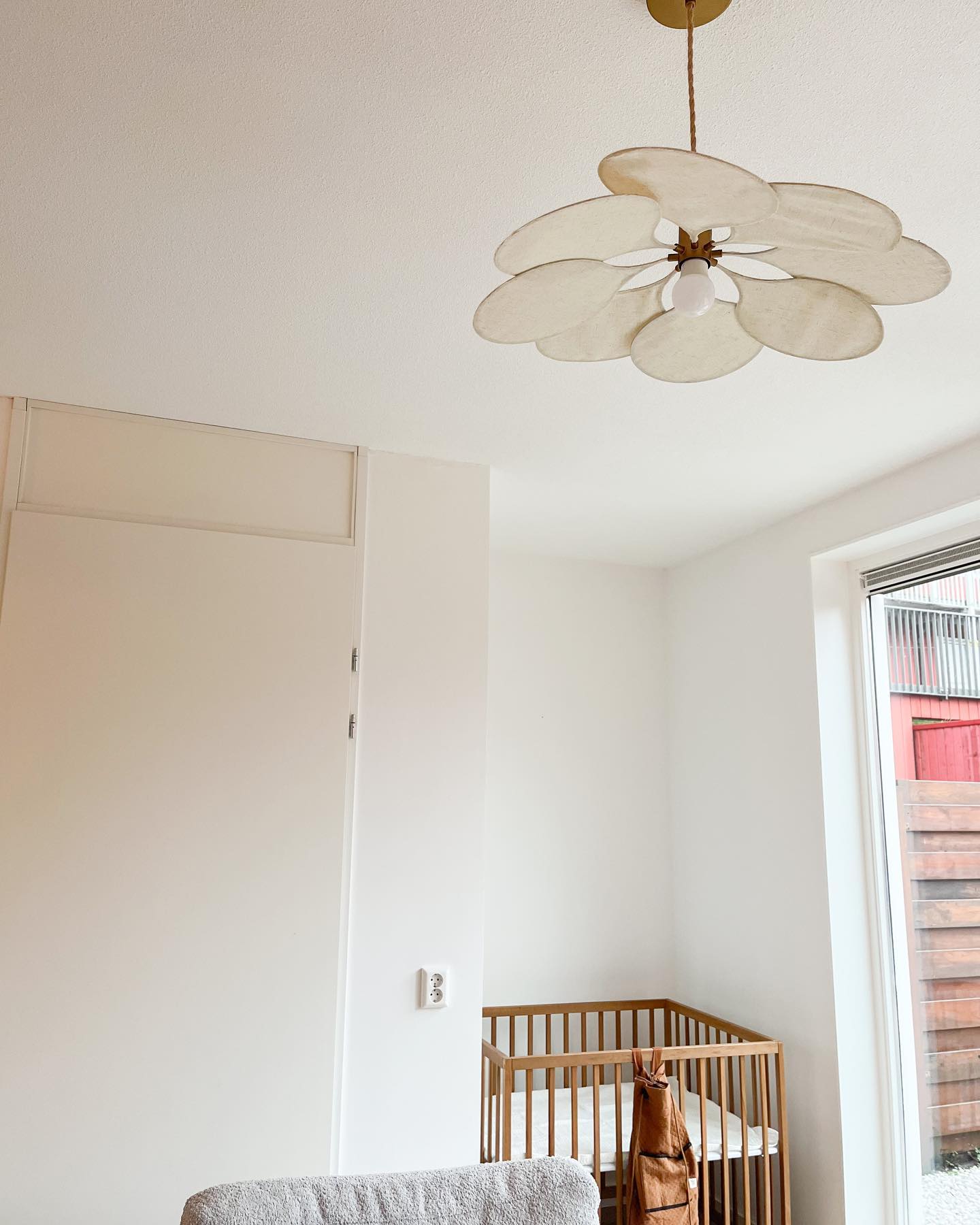 Massives Buchenholz-Babybett Hetre in Walnussfarbe mit höhenverstellbarem Lattenrost