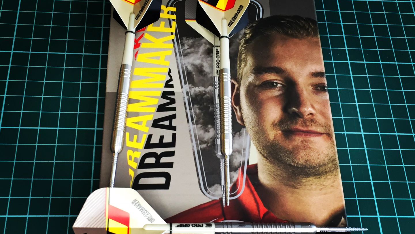Maravillosos dardos!i Oooole mi Dimitriiii! Target Dimitri Van Der Bergh Gen 2 swiss point, 23 gramos. Adquiridos en Dartshopper.

Wonderful darts! Oooole my Dimitriiii! Target Dimitri Van Der Bergh Gen 2 swiss point, 23 grams. From Dartshopper.

#dianasdegades #las_dianas_de_gades #elpuertodesantamaria #dartshopper #targetdarts #dimitrivandenbergh #dardos #darts #dartspresentation #dartsofinstagram #welovedarts #lovethedarts #megustanlosdardos #beerdarts #dartslife #homedarts
