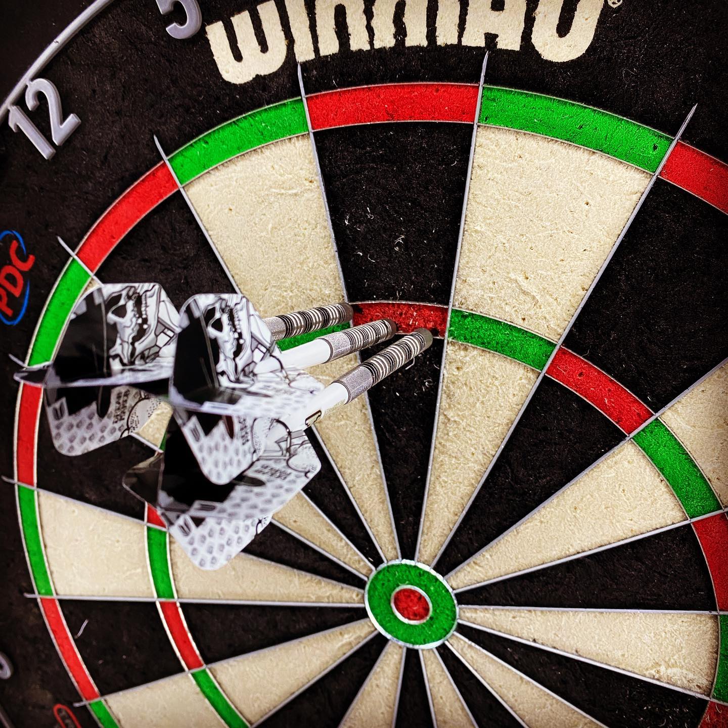 Die neuen James Wade Premier Flieger von dartshopper laufen ja mal richtig gut 🤩 #180 #unicorndarts #jameswadethemachine #dartshopper #onehundredandeighty