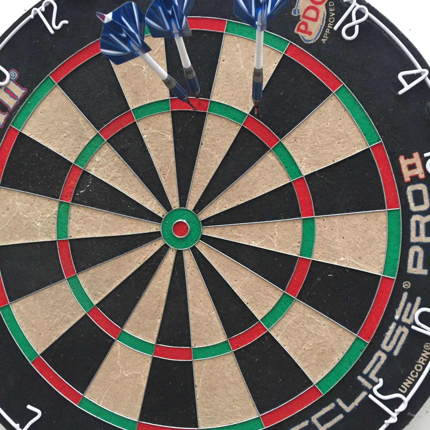 Cambio de dardos. Reestreno de los Winmau Andy Fordham edición especial 24 gramos. Los presento como debe ser, son unos dardos preciosos. 

#las_dianas_de_gades #elpuertodesantamaria #winmauofficial #dardos #dardosencasa #steeldarts #welovedarts #dartsofinstagram #andyfordham #clubdedardosportuense #dartslife #beerdarts #fundarts #dartstraining #lovethedarts #dartshopper