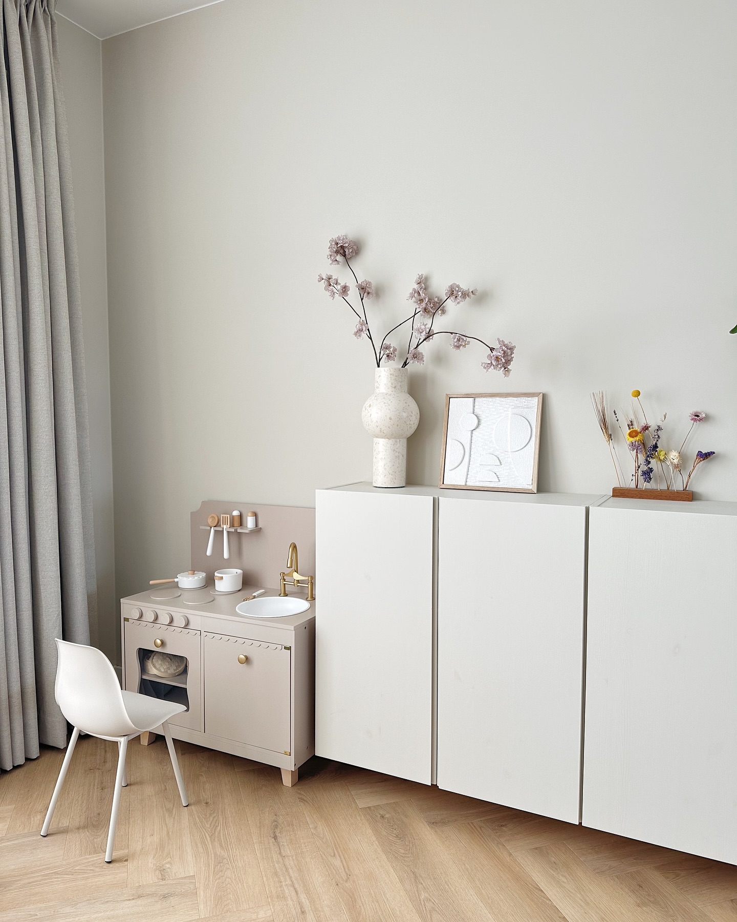 Houten speelkeuken «Sorbier» | Met 13-delige witte keukenset | Taupe
