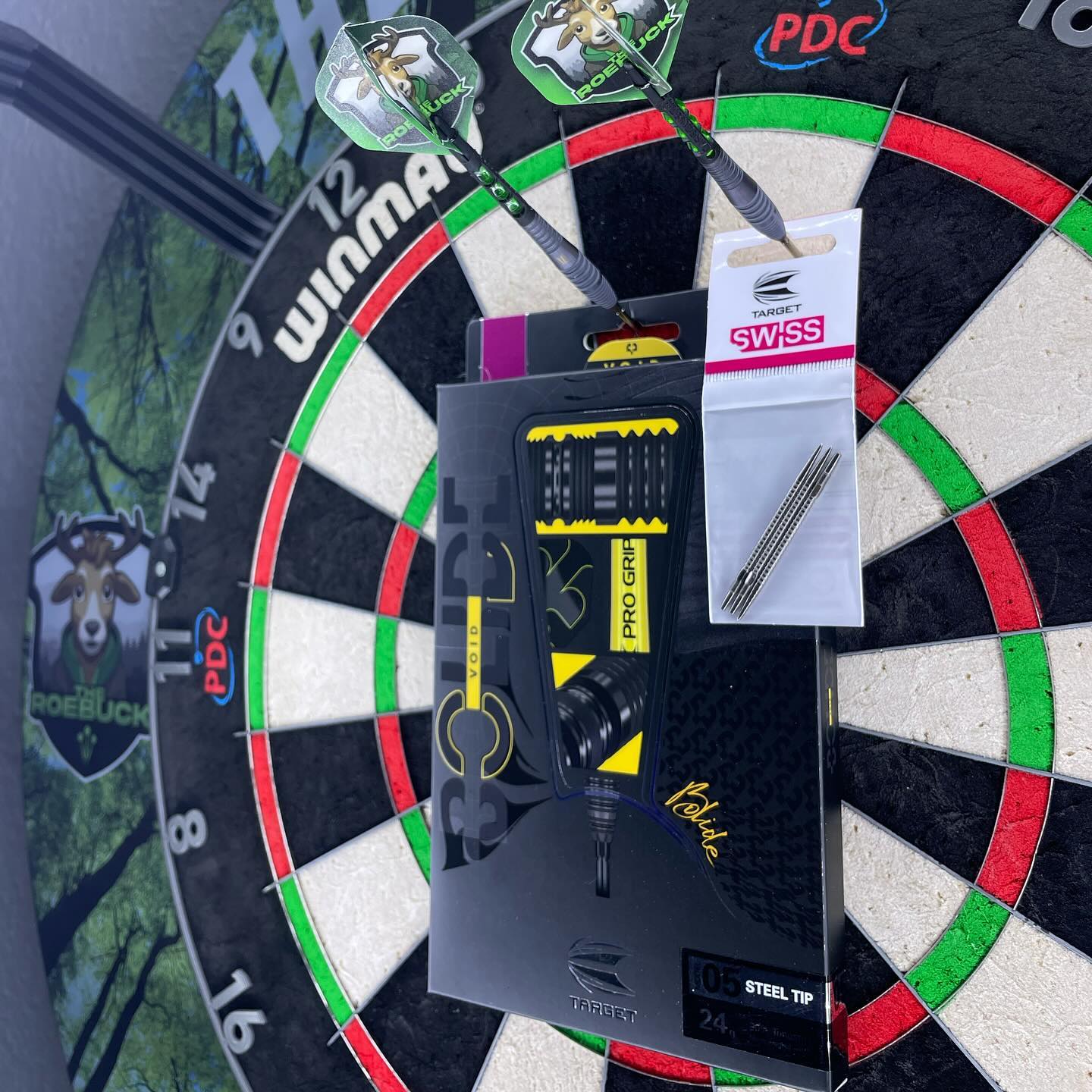 NDD… 🎯 
New Darts Day !!!

Während ich letzte Woche im Urlaub war, wurden neue Darts bestellt und meine Vorfreude war sehr groß! 😍 

Da mir meine Main Darts (Shaggys, 25g) in den Tagen vor dem Urlaub ziemlich schwer in der Hand lagen, habe ich mich entschieden, die Bolide 05 in 24g zu bestellen. 💪

Erster Eindruck 10/10… aber dazu morgen mehr 😜
•
•
•
#roebuck #darts #180 #steeldarts #dartsofinstagram #darter #dartslove #welovedarts #dartslife #flights #dartshopper dartshopper