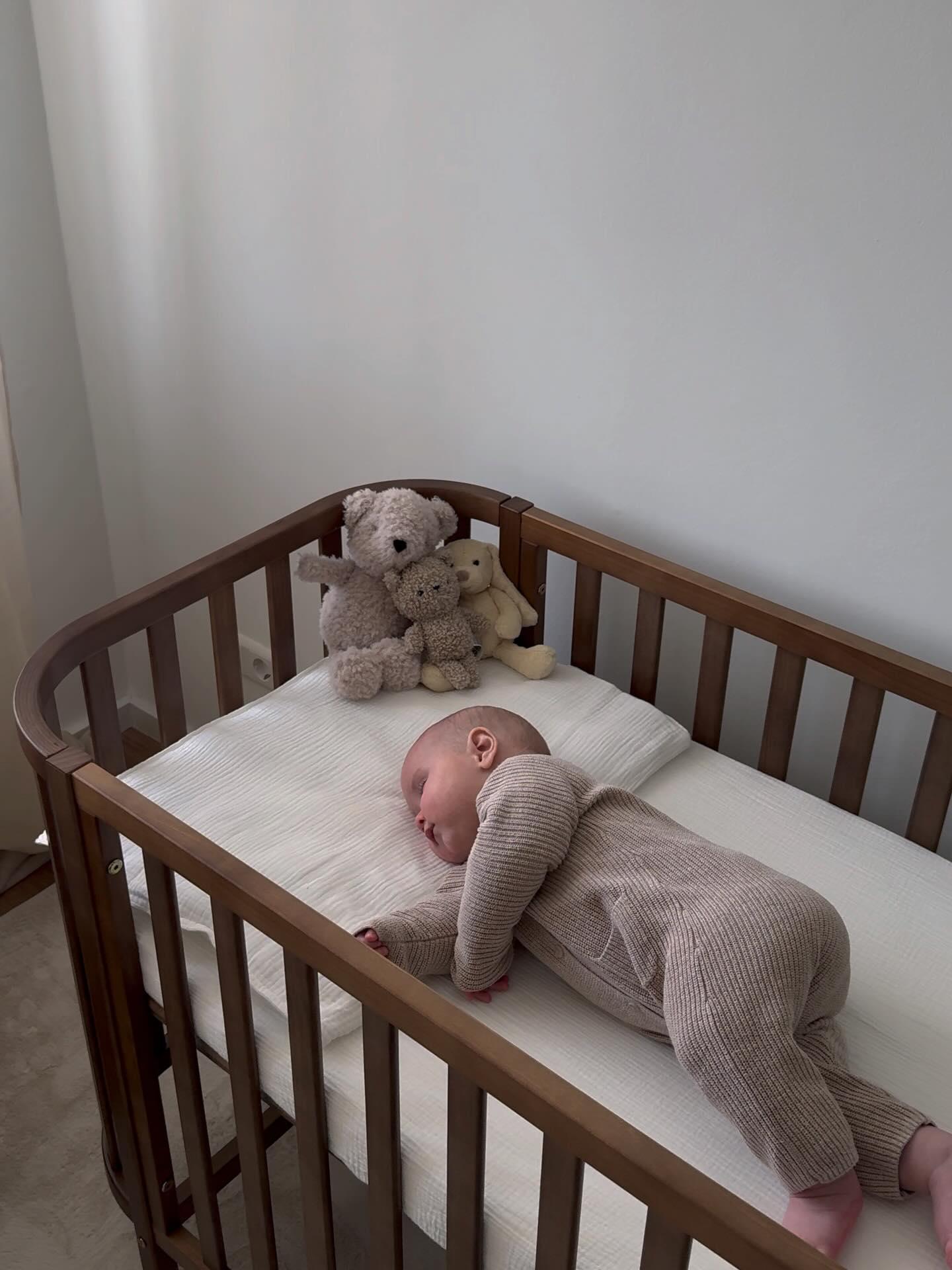 Gemütliches ovales Babybett Cocoon mit abgerundeten Ecken für beruhigenden Schlaf