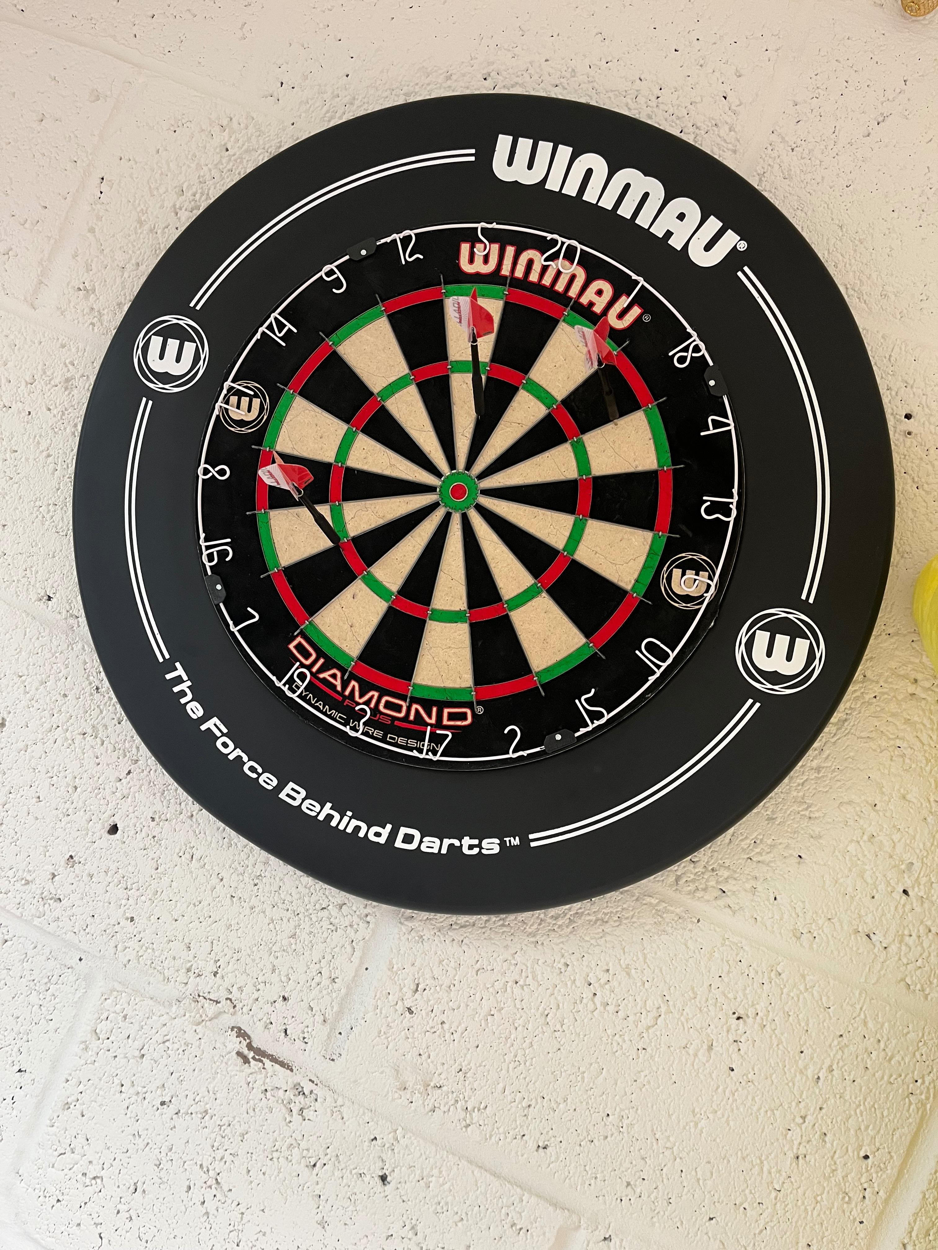 Zoon helemaal blij met zijn zelfgekochte dartbord