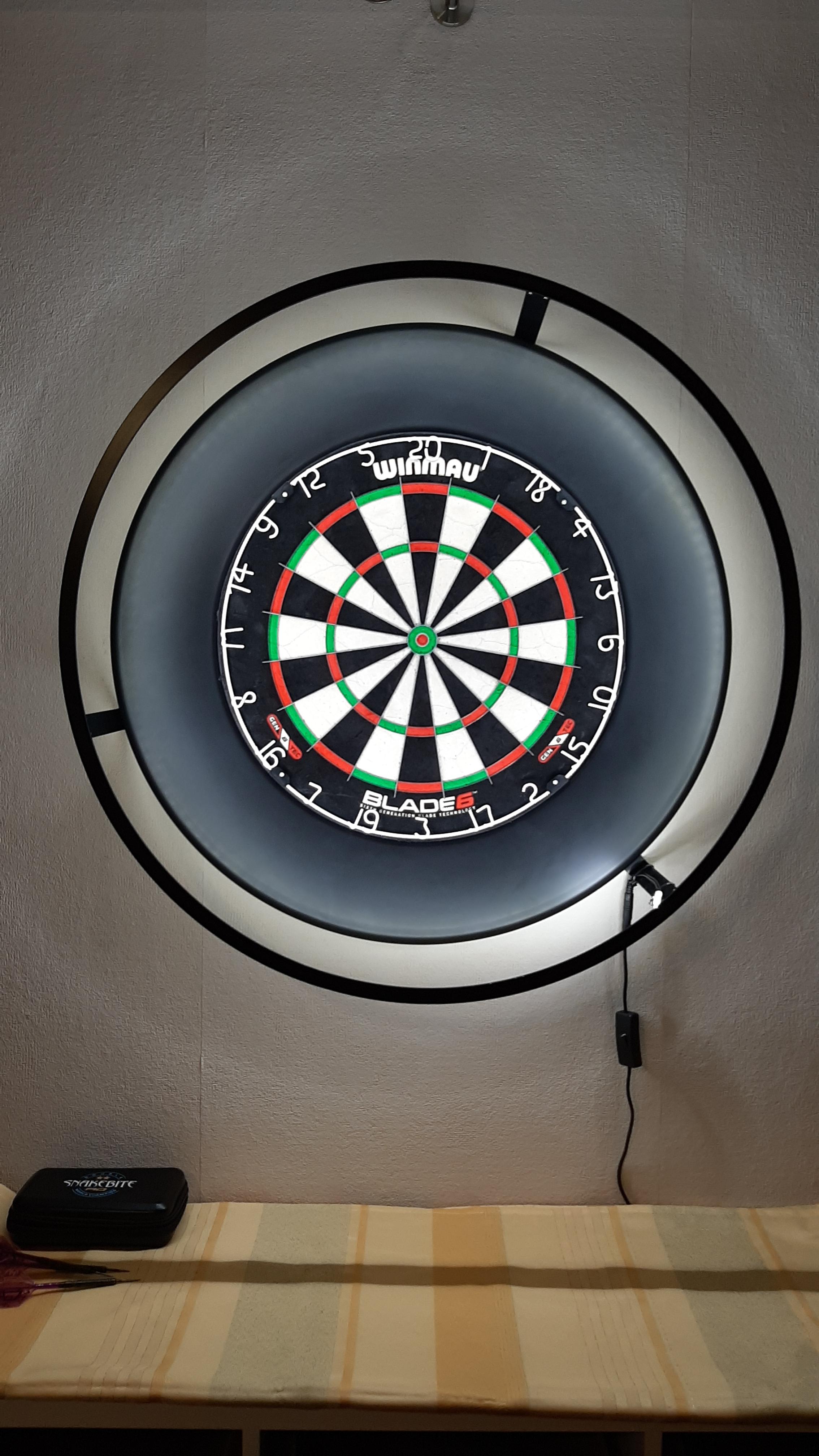 Dartscheibe mit Soround und Beleuchtung. 
