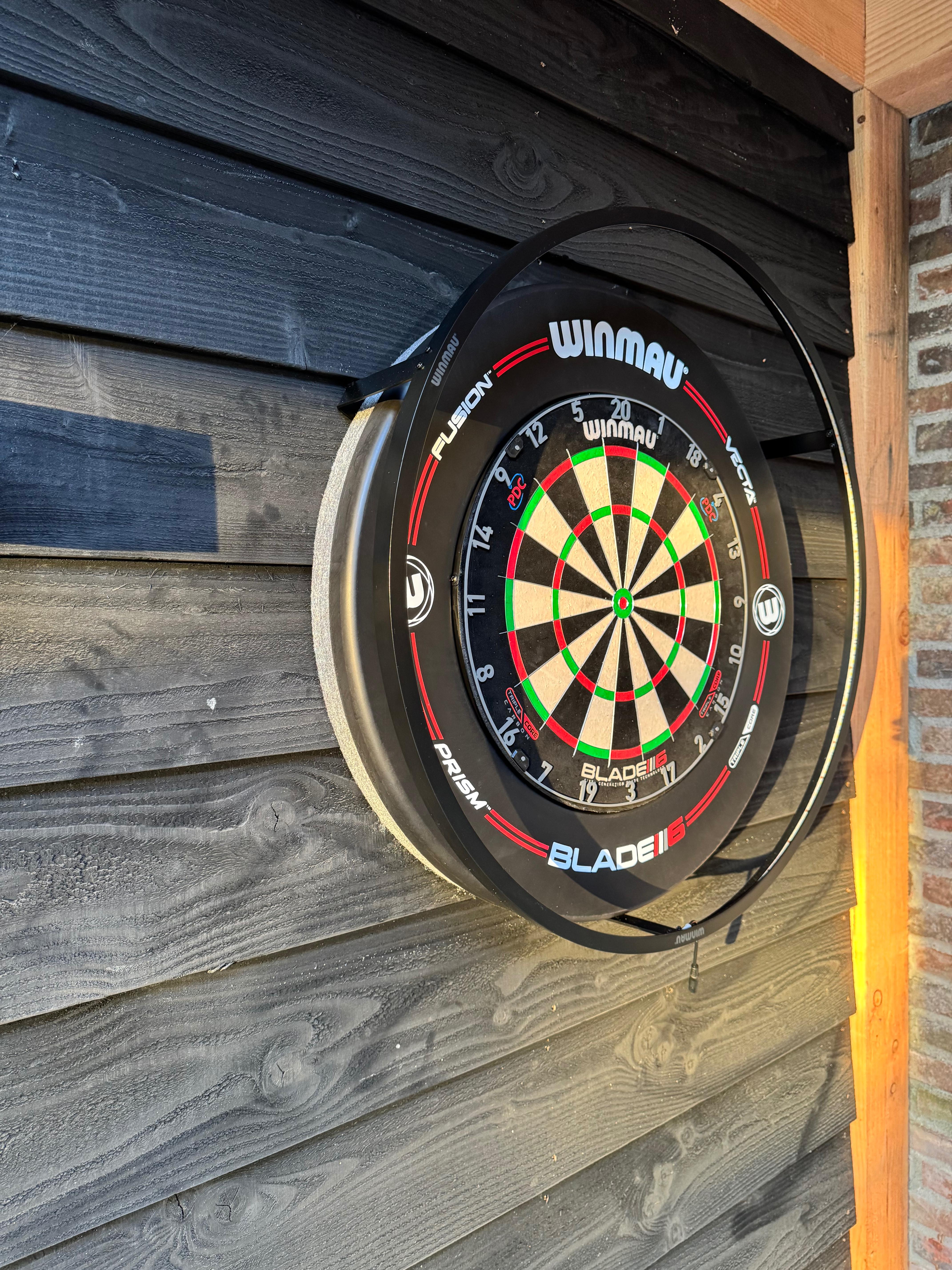 Winmau Blade 6 Triple Core + Winmau Blade 6 Triple Core surround + Winmau Plasma Light + Goat silencer + Koto dartmat
