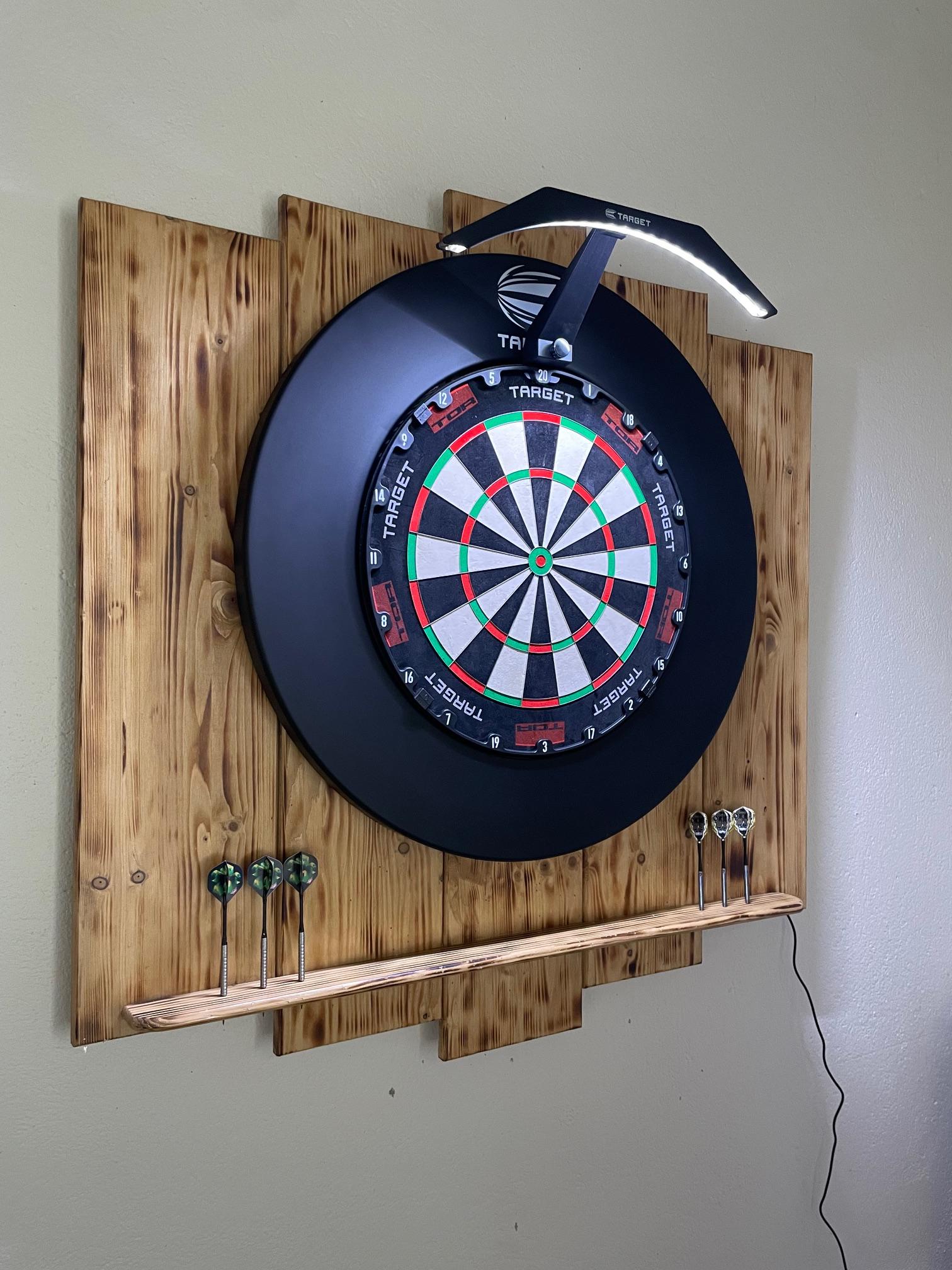 Hello Set up > Eclairage Cible Target ARC "UGS: 119707" and Target Pro Tour Dartboard Surround Black "UGS: 109065"    