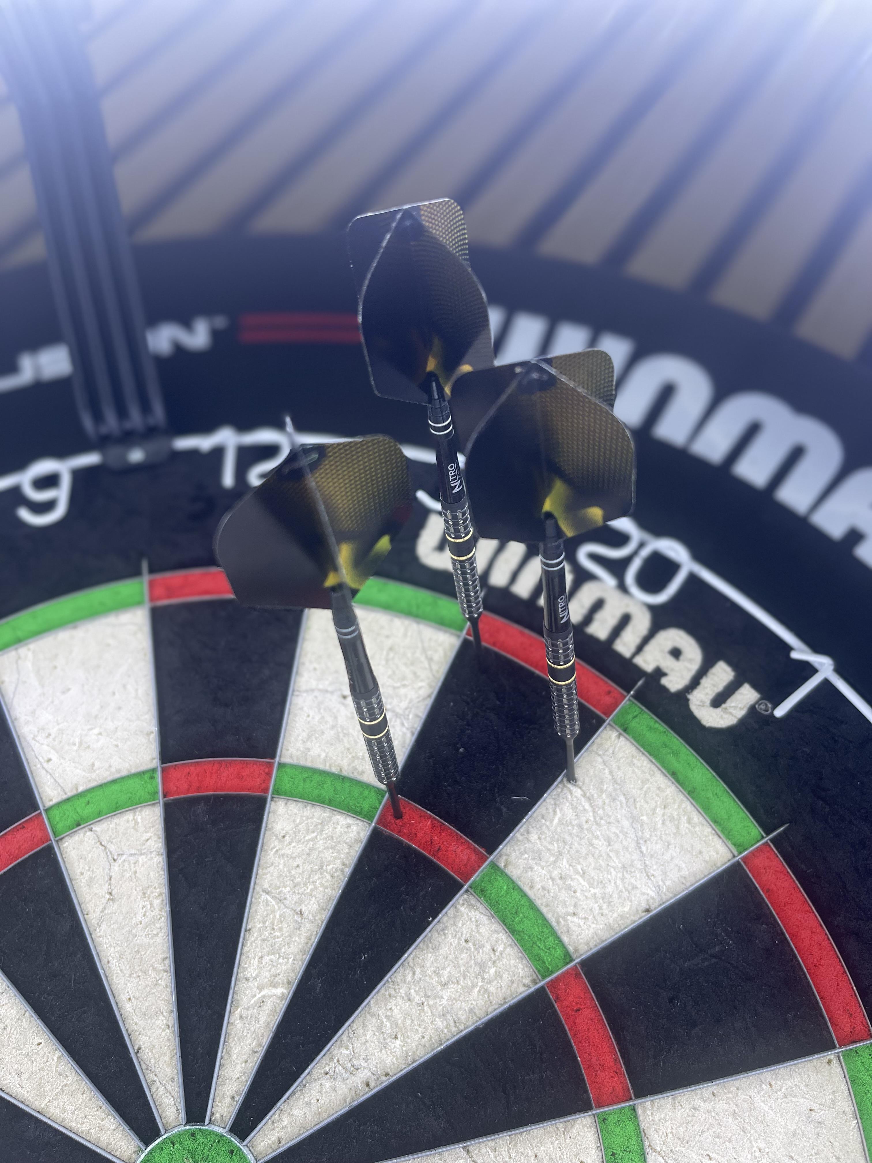 Dartpfeile Red Dragon Ascend parallel und Red Dragon Dartspitzen