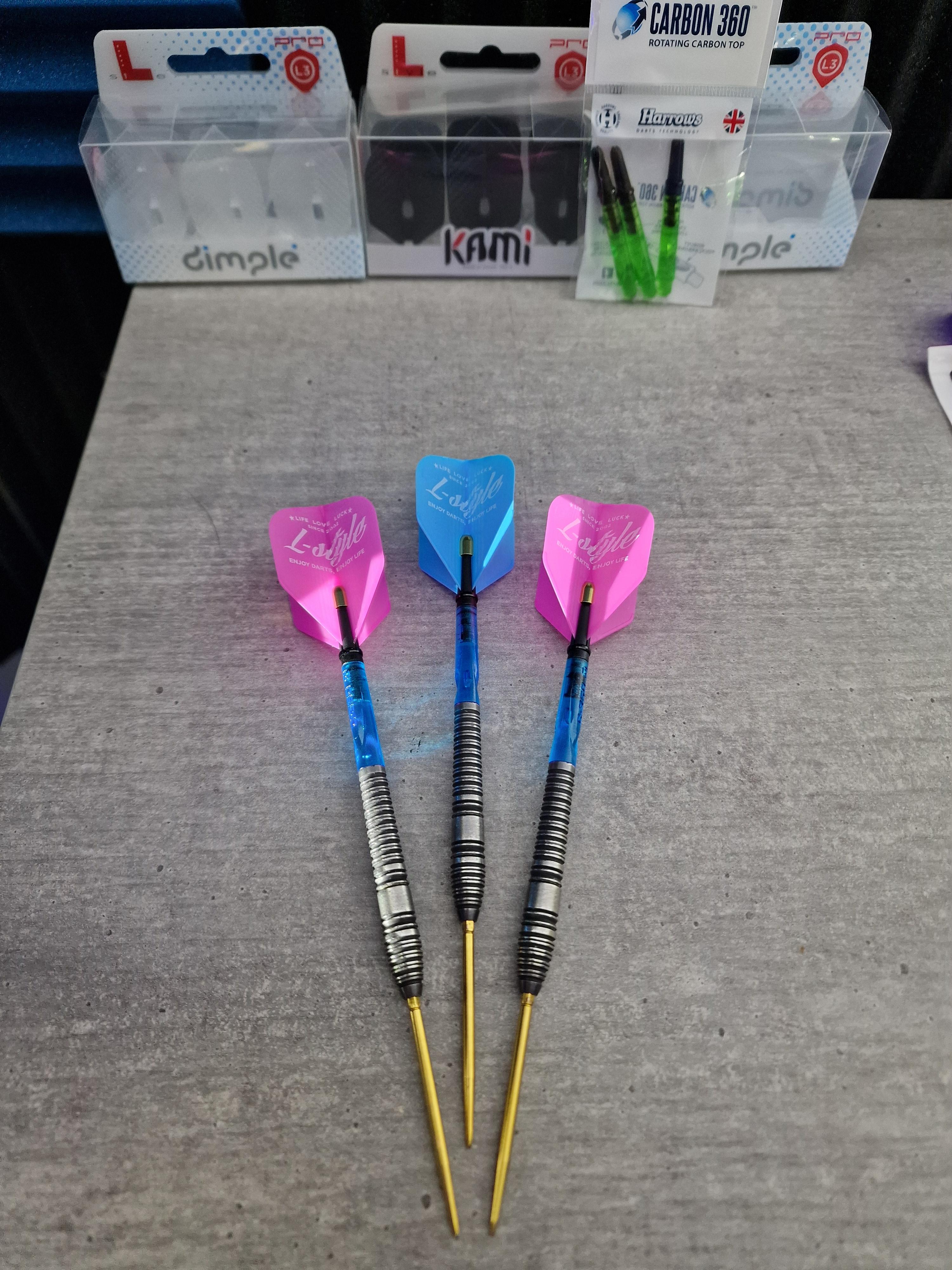 Harrows 360 shaft with L-style flights. 40mm golden swiss points