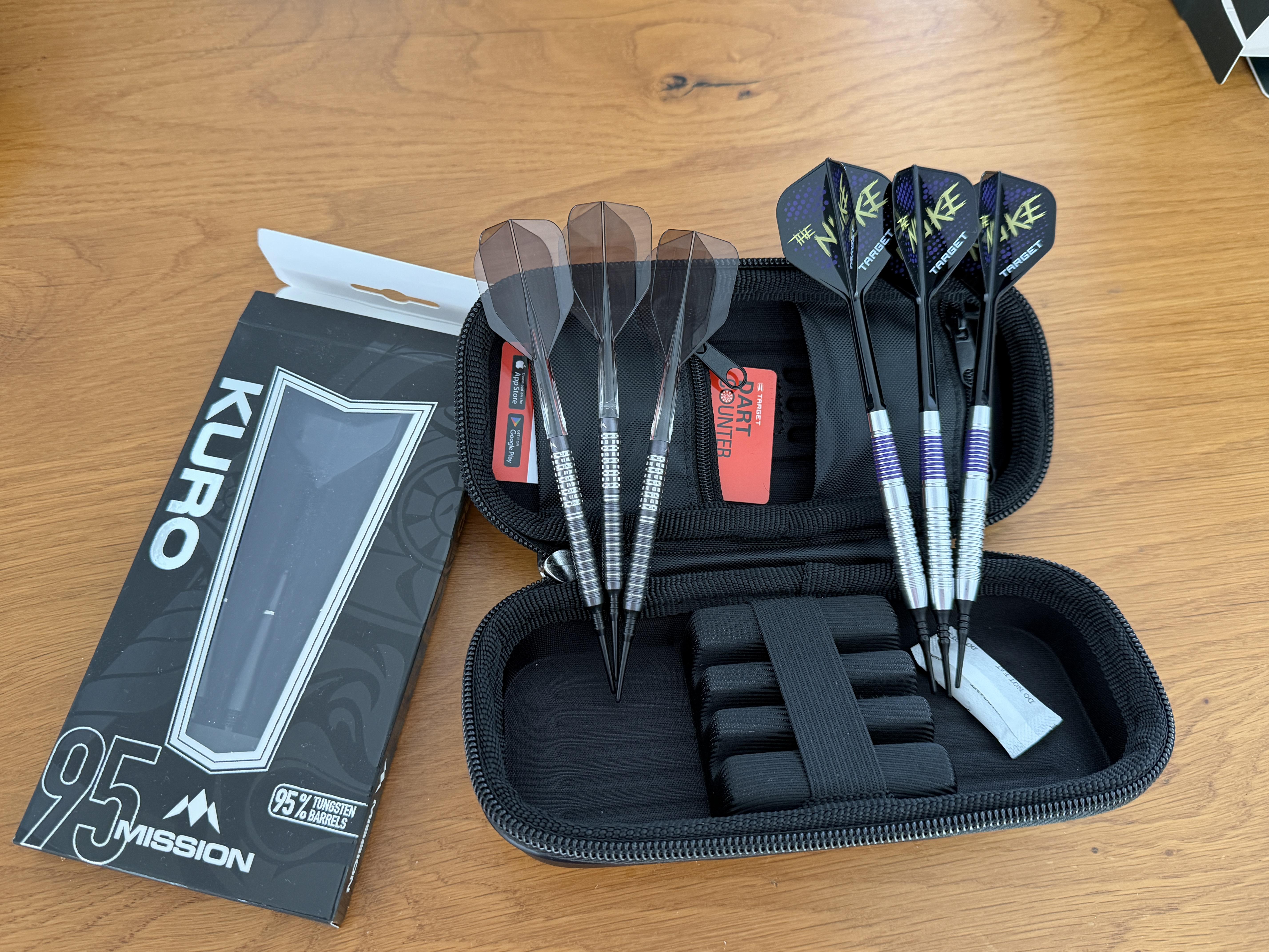 Mission Kuro Black M1 95% Soft Tip avec Ailette Mission Force 90 Gradient Transparent Black NO6 et Target Luke Littler Brass Ensemble de 22 pièces Soft Tip avec Ailette Target K-Flex Luke Littler NO2