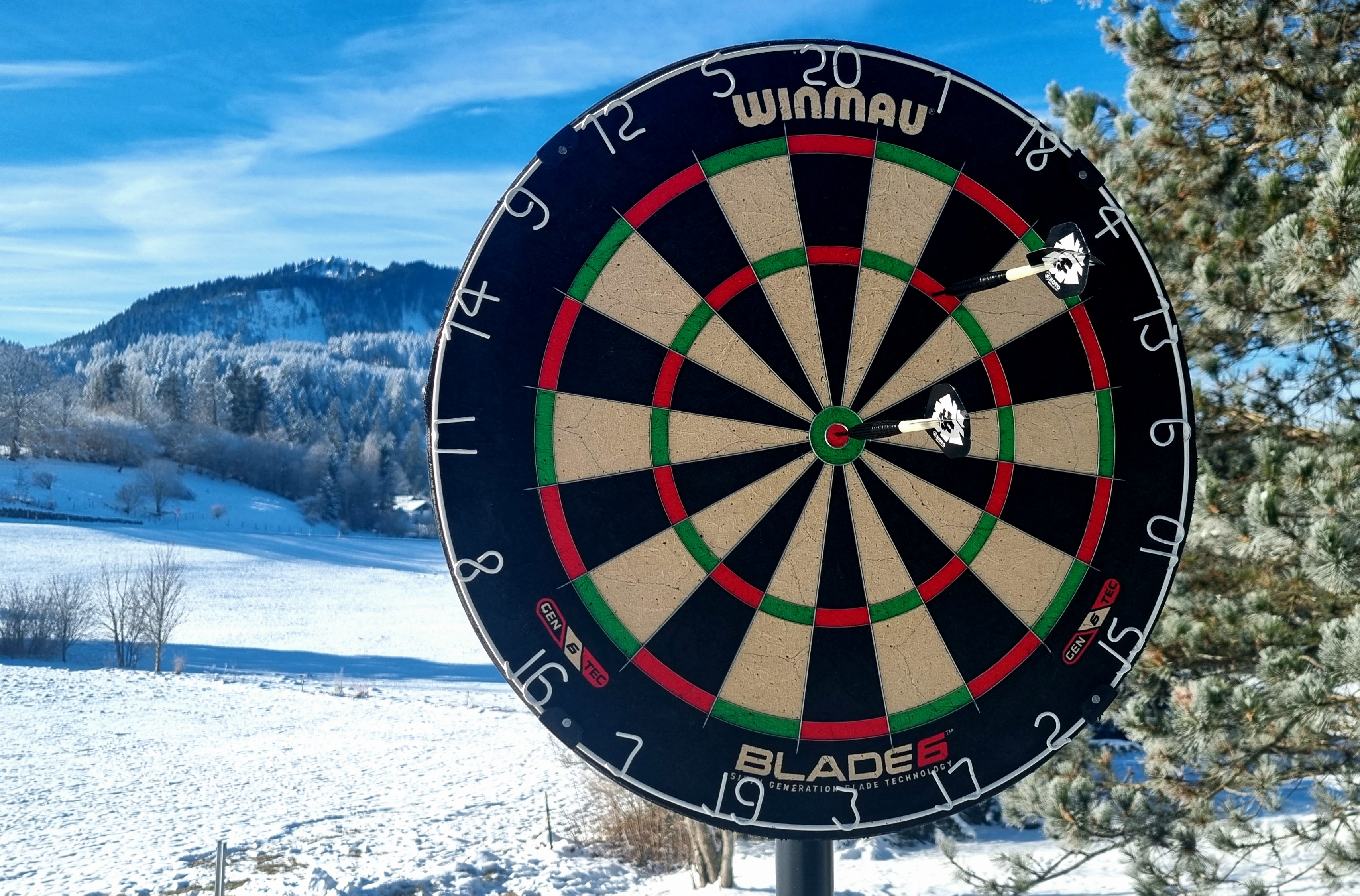 Darten in de sneeuw! Dartbord op standaard van #Dartshopper gaat overal mee naar toe! IDEAAL!