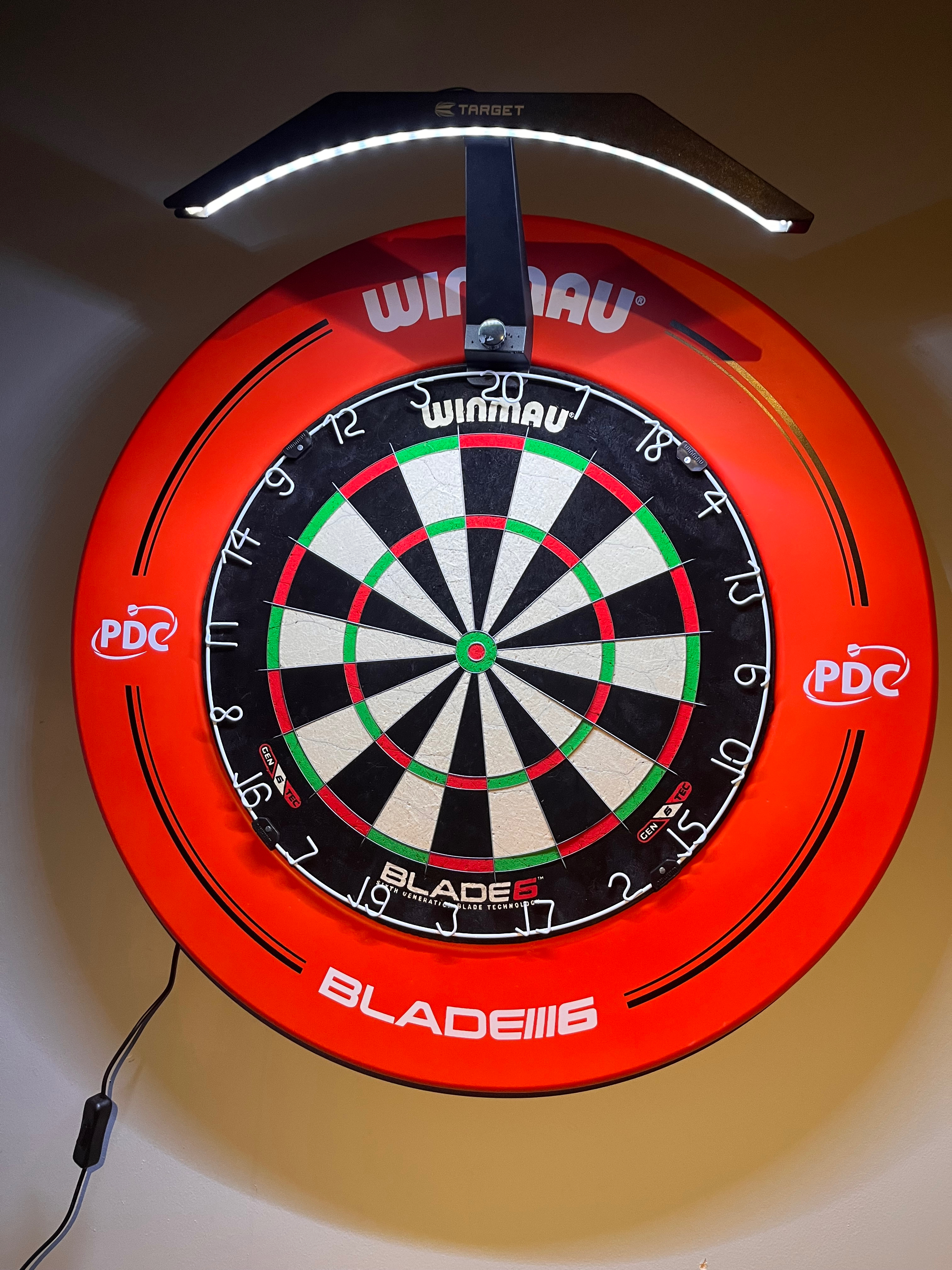 Winmau Winmau Blade 6 - Professional  Dartboard, Winmau Winmau PDC Red Surround,  Target Target ARC - Dartboard Lighting