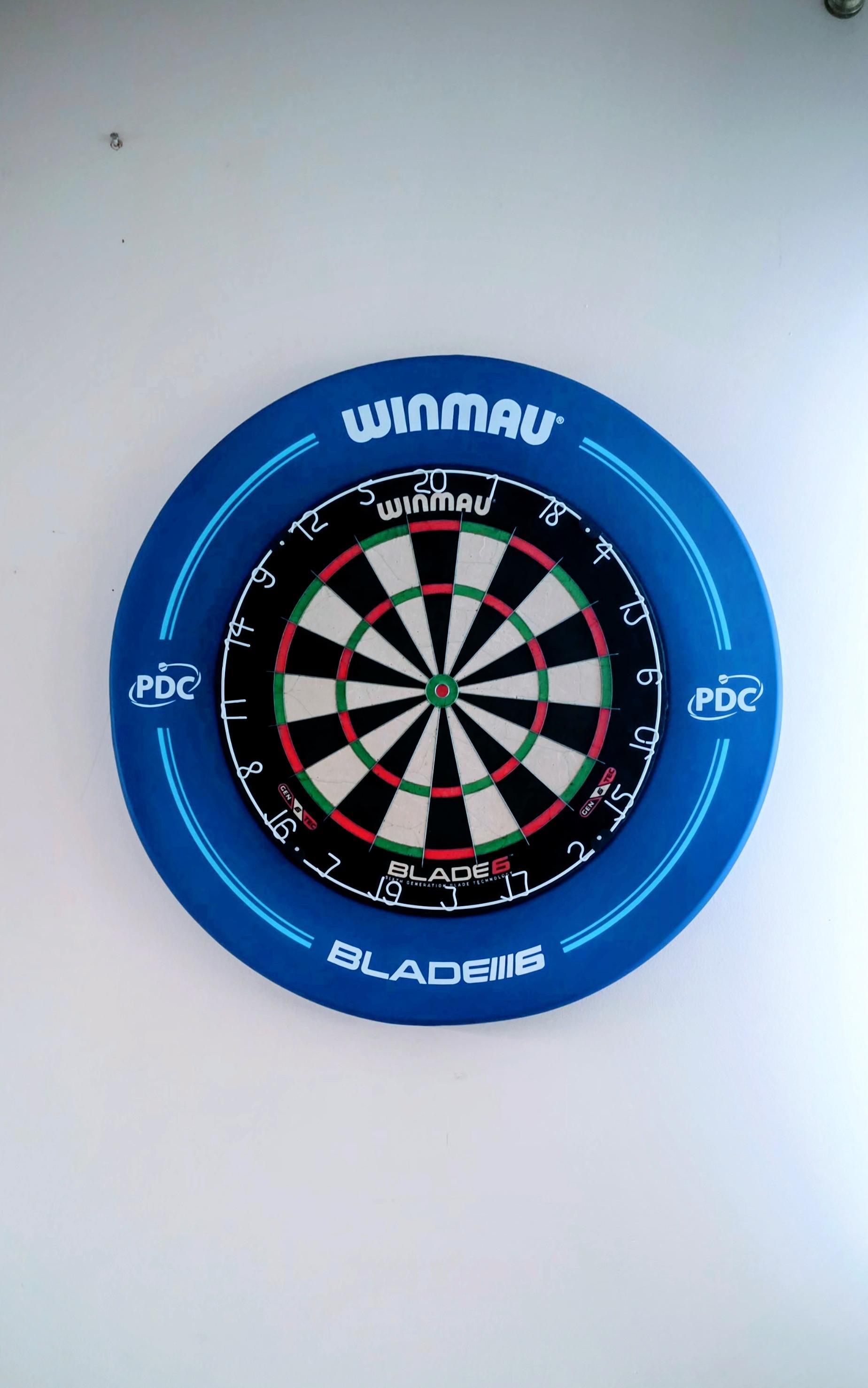 Wspaniały kącik rozrywki. Świetna zabawa dzięk profesjonalnej tarczy Winmau Blade i PCD oponie ochronnej od Dartshopper 