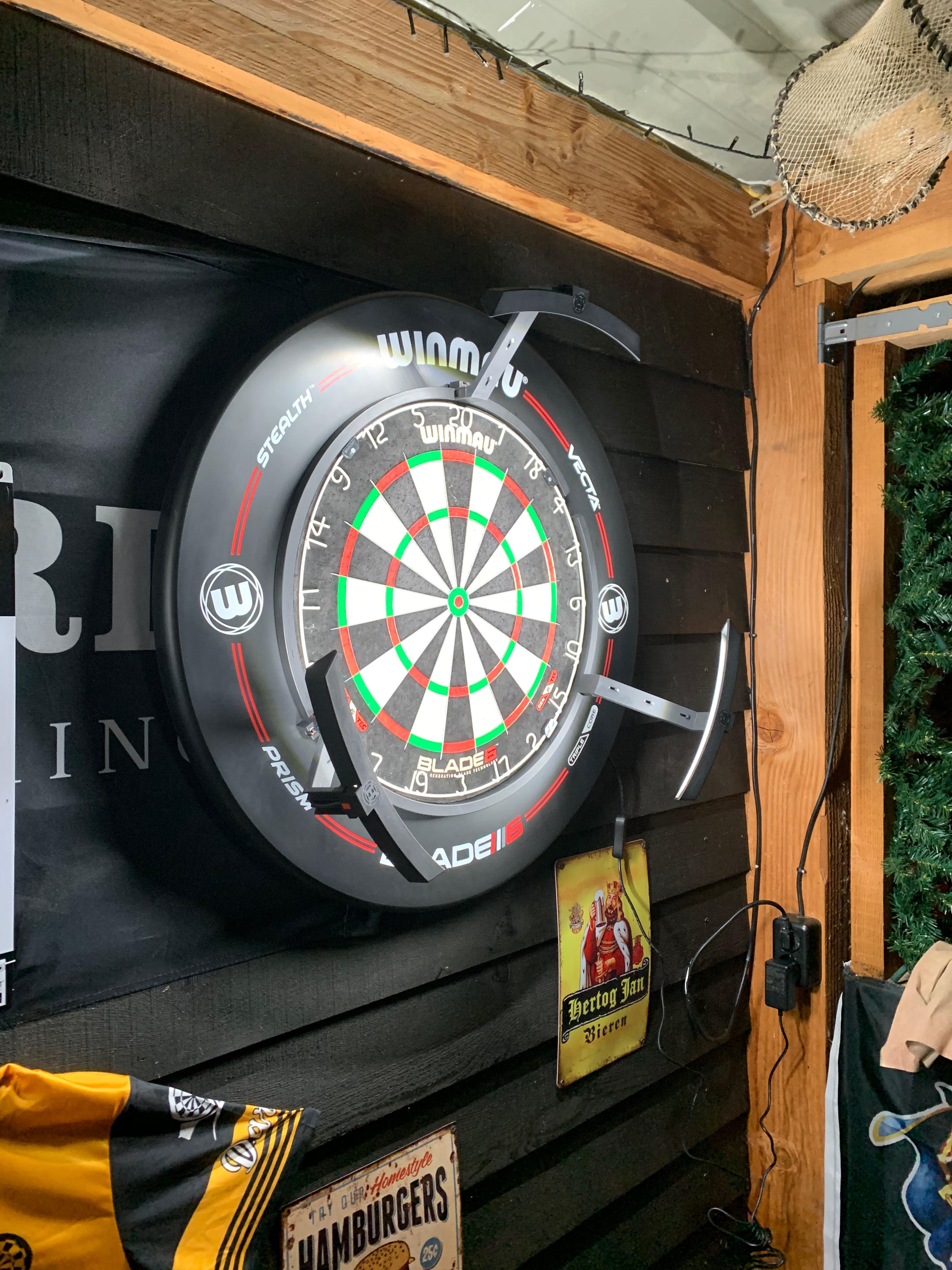 Nieuwe dart baan met de nieuwe verlichting van arrow