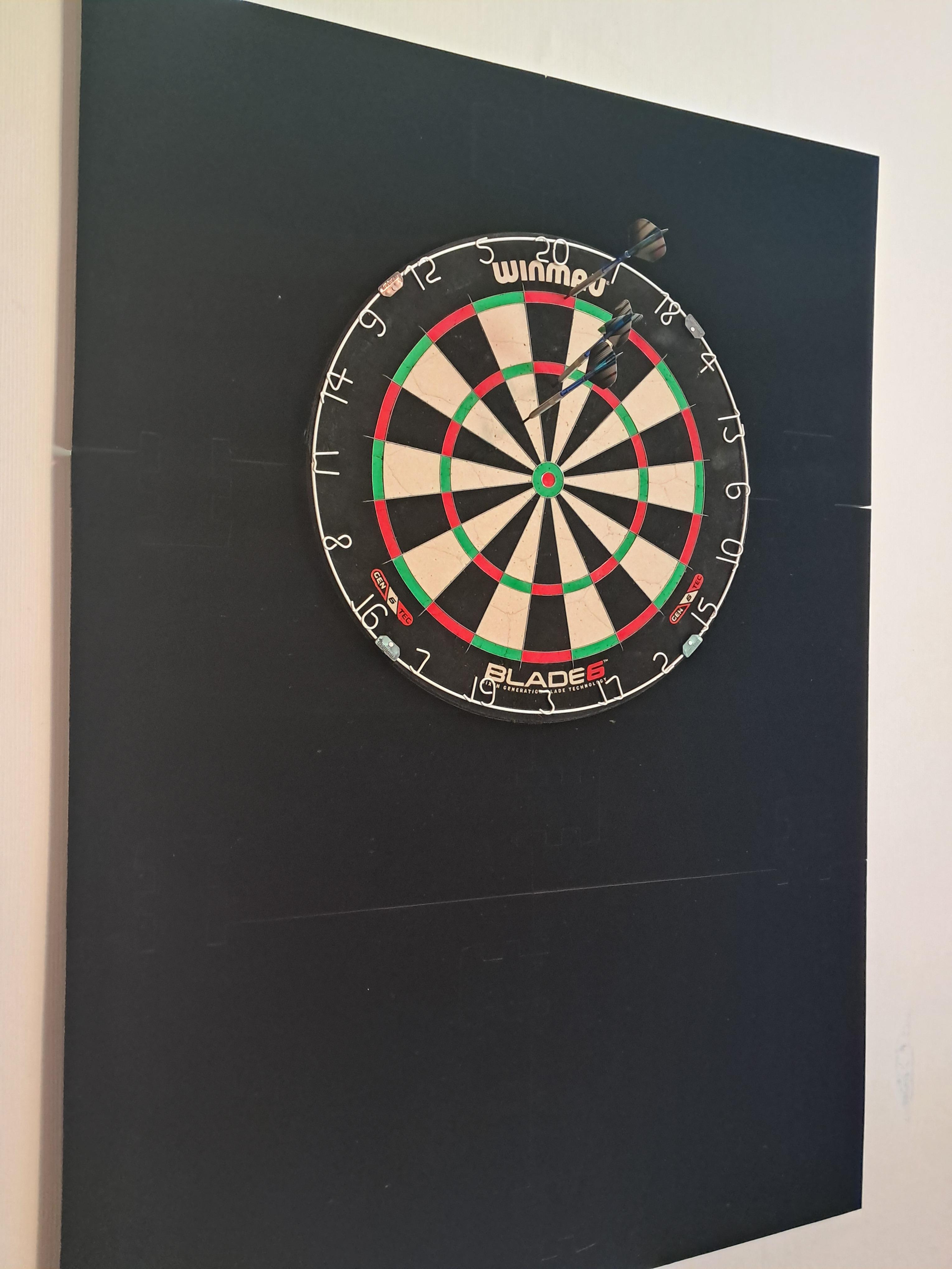 Dartboard, Surround und erste Darts