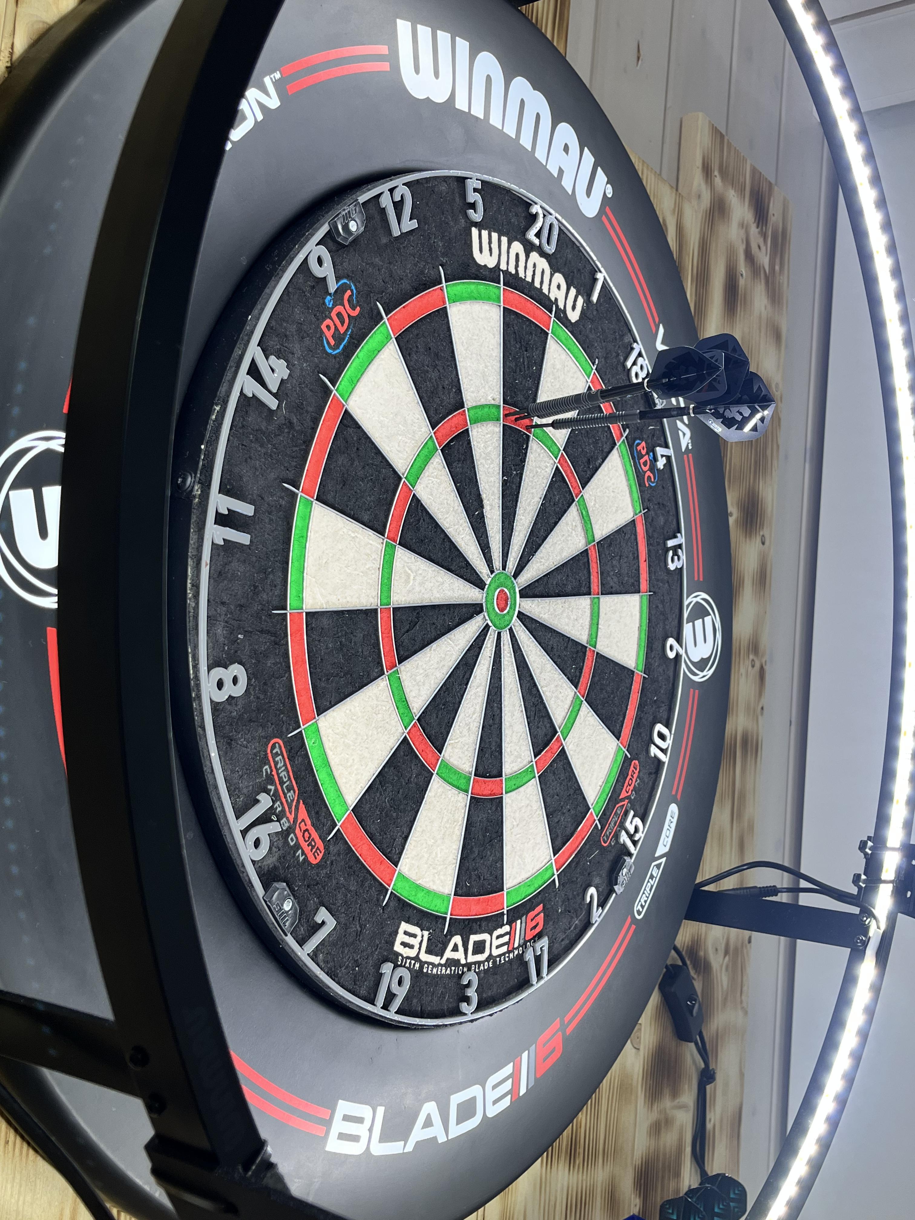 Winmau Plasma + Winmau Pro Line Bundle Deal Dart Beleuchtung - Dartset &  KOTO Sting Black Straight 90% - Dartpfeile