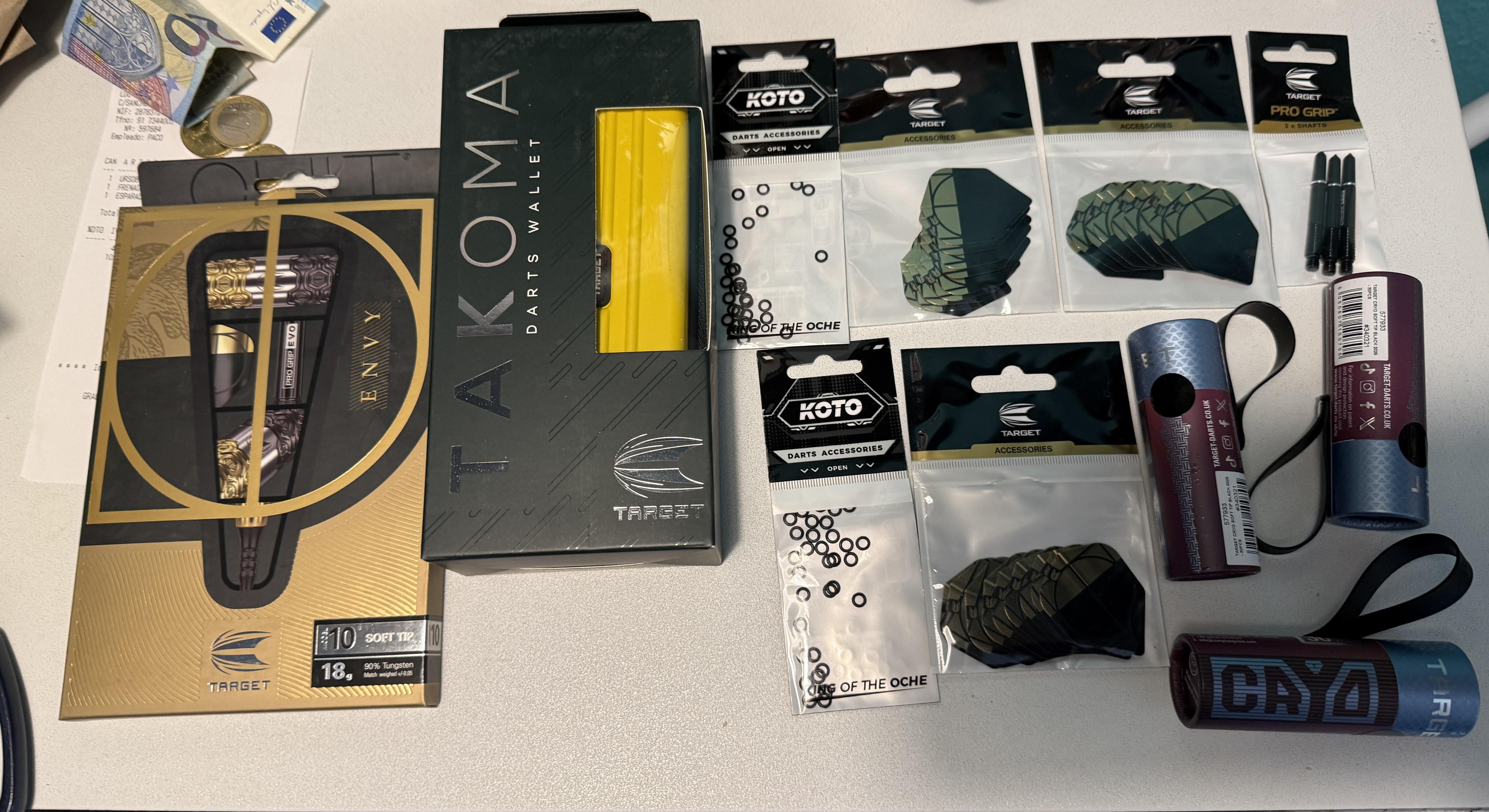 Dardos Target Cult Envy 10 90% Punta de Plástico, Plumas Target Cult Envy 3 Set Pro Ultra NO6, Target Cryo puntas negras 30 unidades, Cañas Target Pro Grip Evo Al Black, KOTO Rubber Dart O-Rings 30pcs y Target Takoma wallet