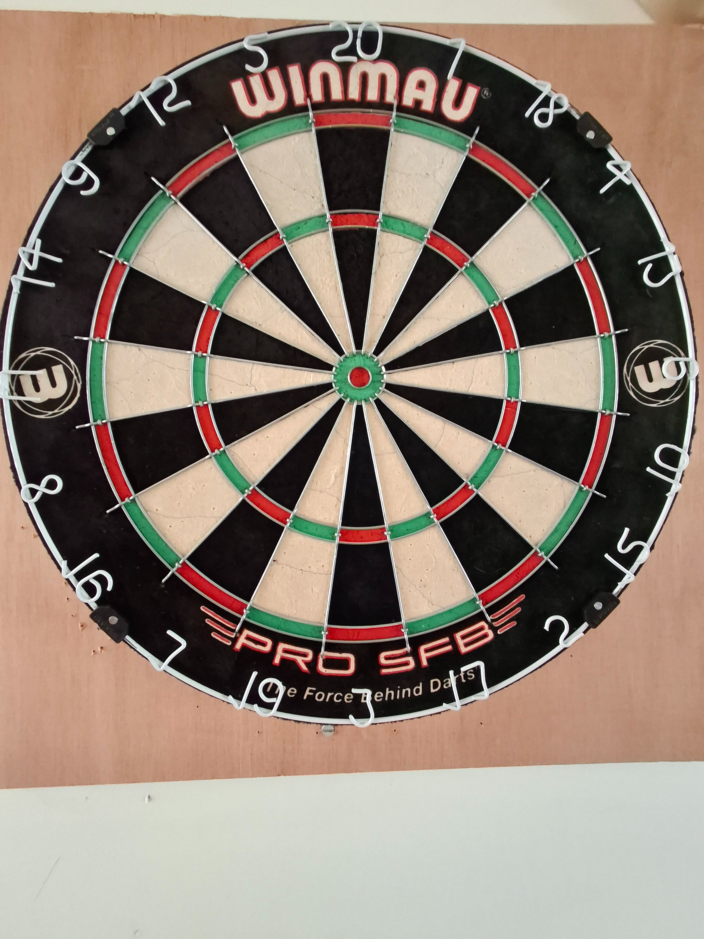 wauw ons mooie dartbord van dartdiscounter is binnen het winnen kan beginnen