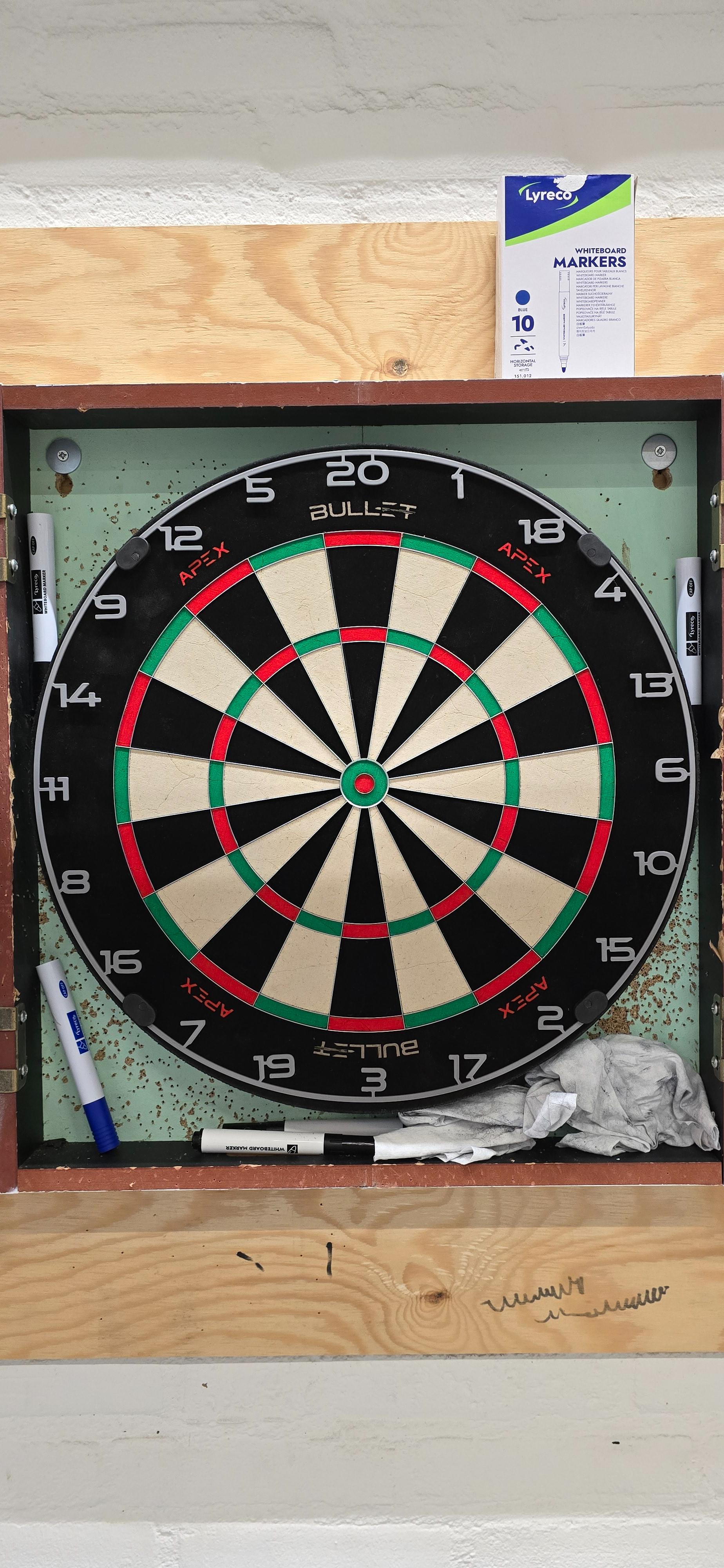 Dartbord in het magazijn. Was aan vervanging toe 