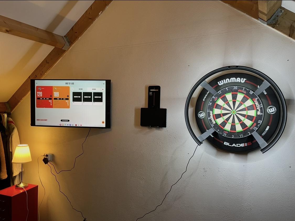 Dartbord, surround, target autoscoring en tablethouder (Dartshopper) + tablet en tv