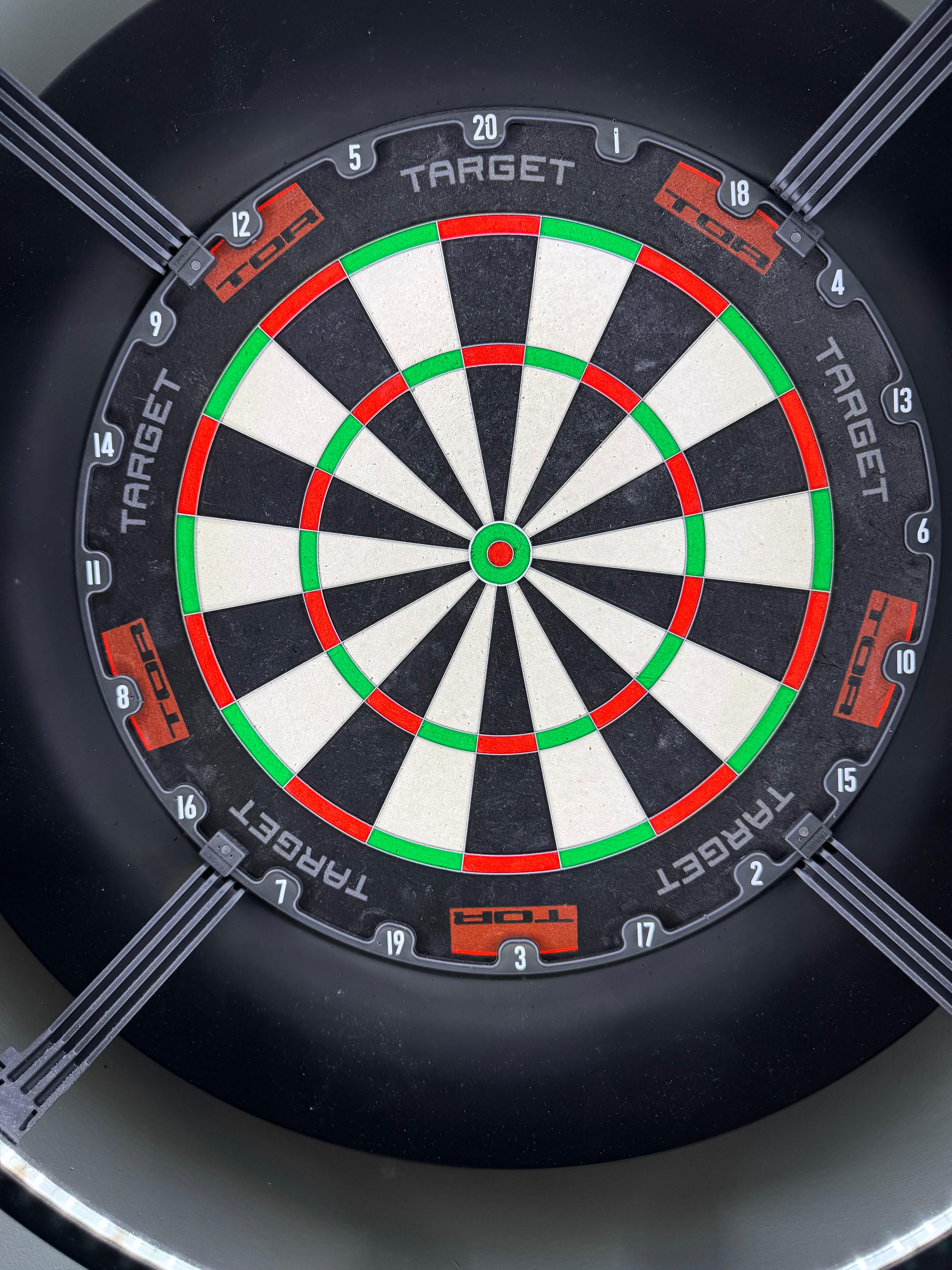 Nieuw dartbord met dartmat heel blij mee