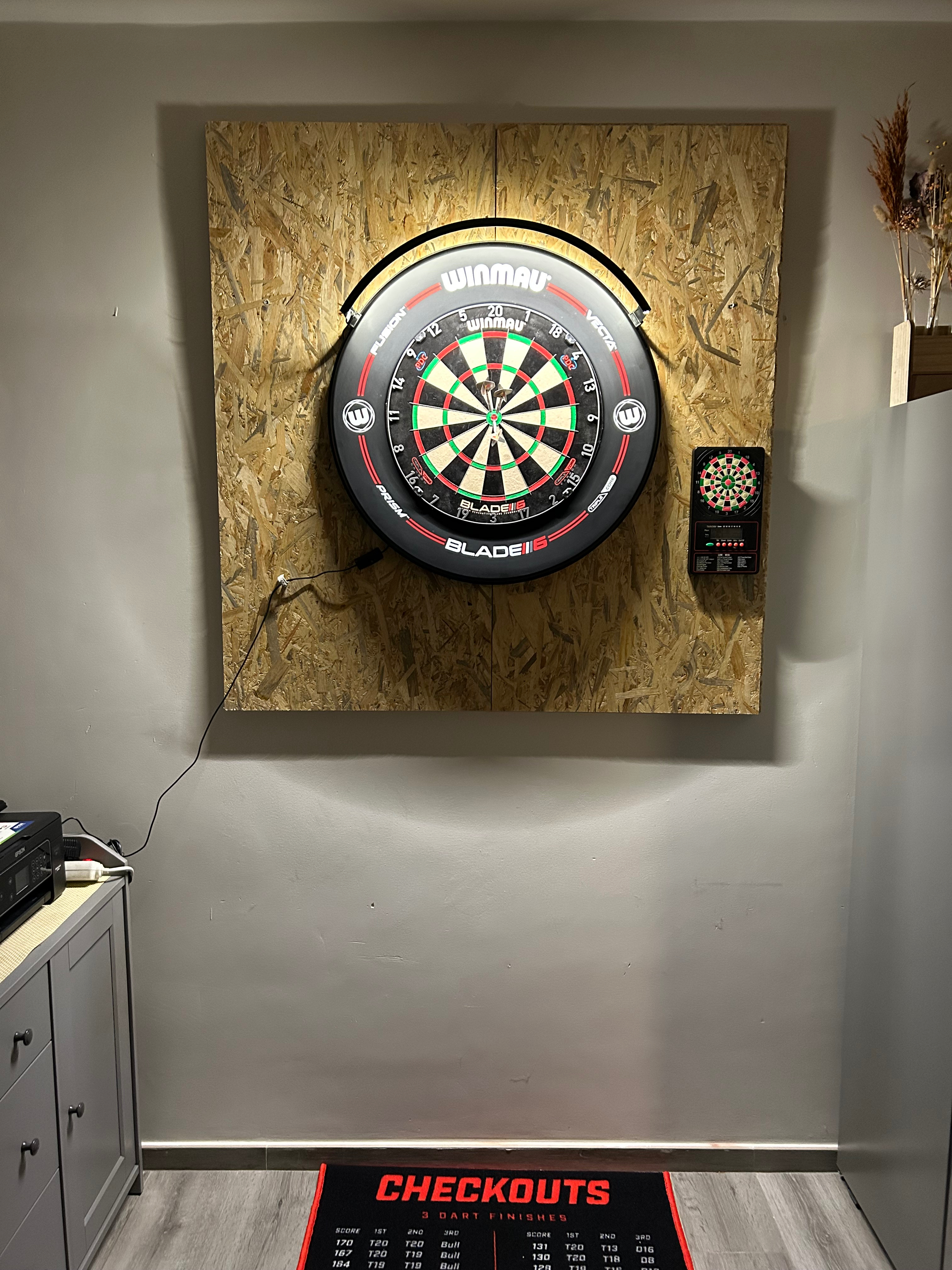 Winmau Wispa en verlichting, supperstil en makkelijk op te hangen.
