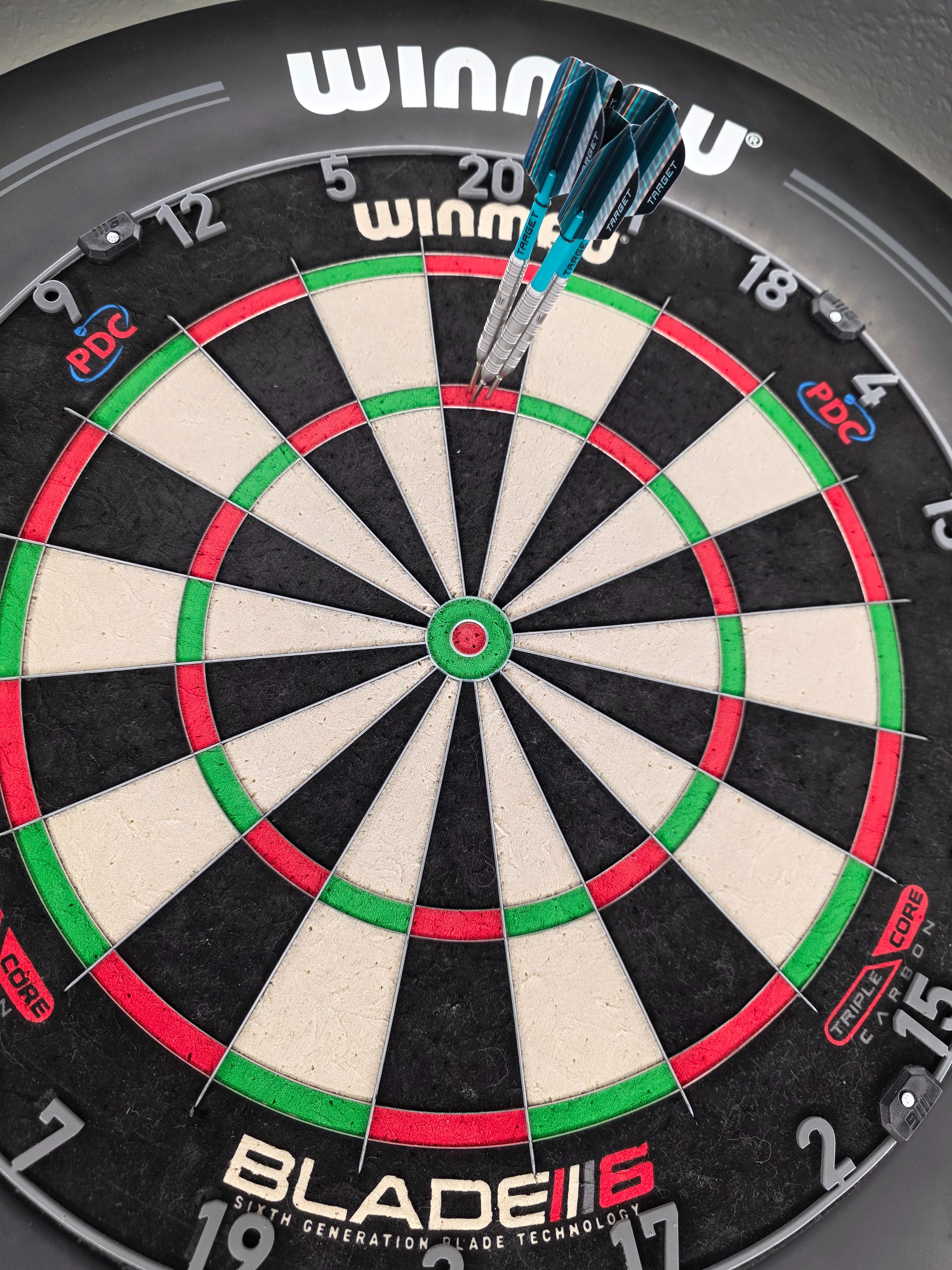 Winmau Blade 6 triple core mit Winmau PDC surround und Winmau Plasma und meine allererste 180 mit den Target Hydro 2 darts von Dartshopper 