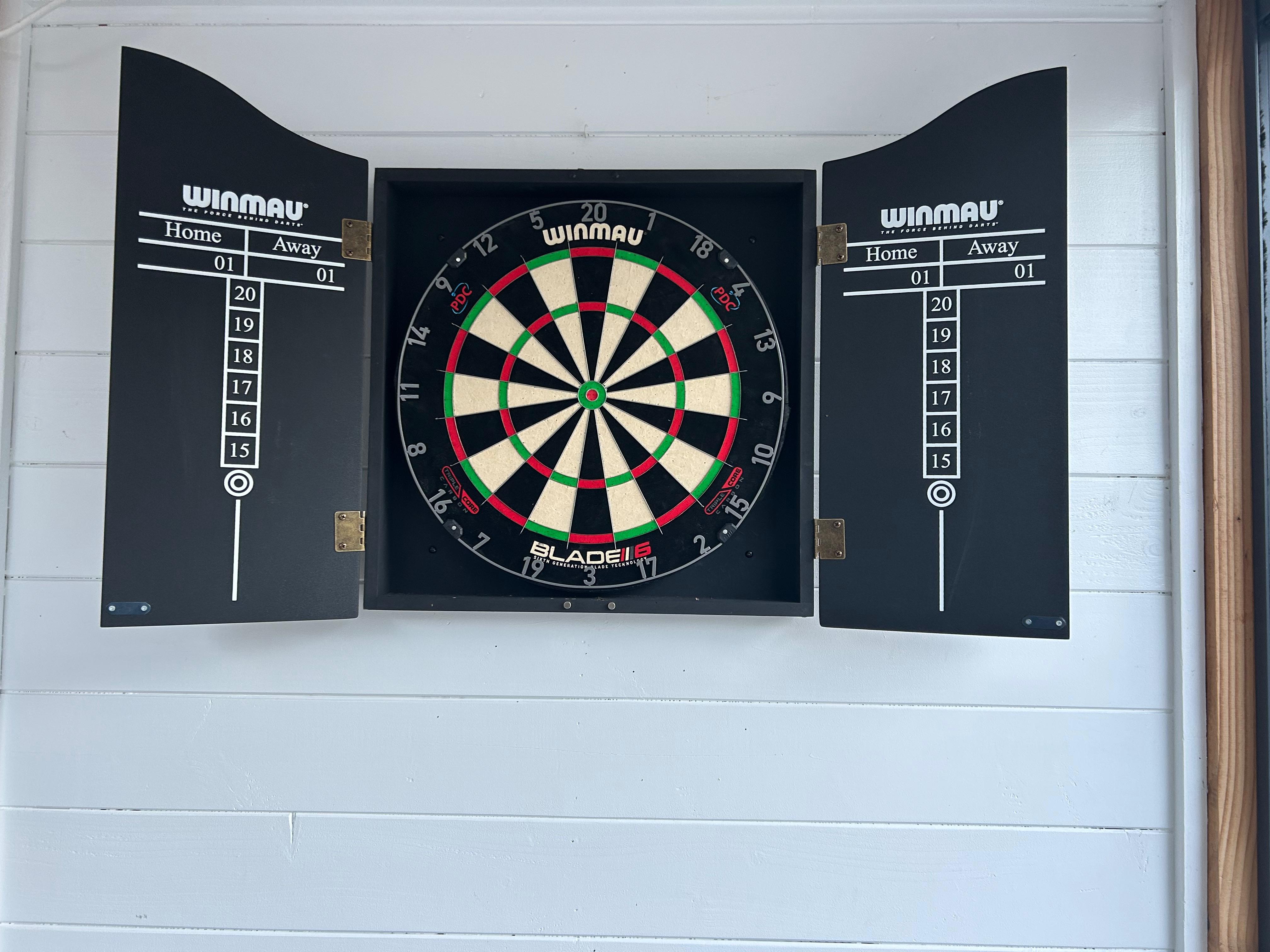 Dartbord met cabinet van Dartshopper 