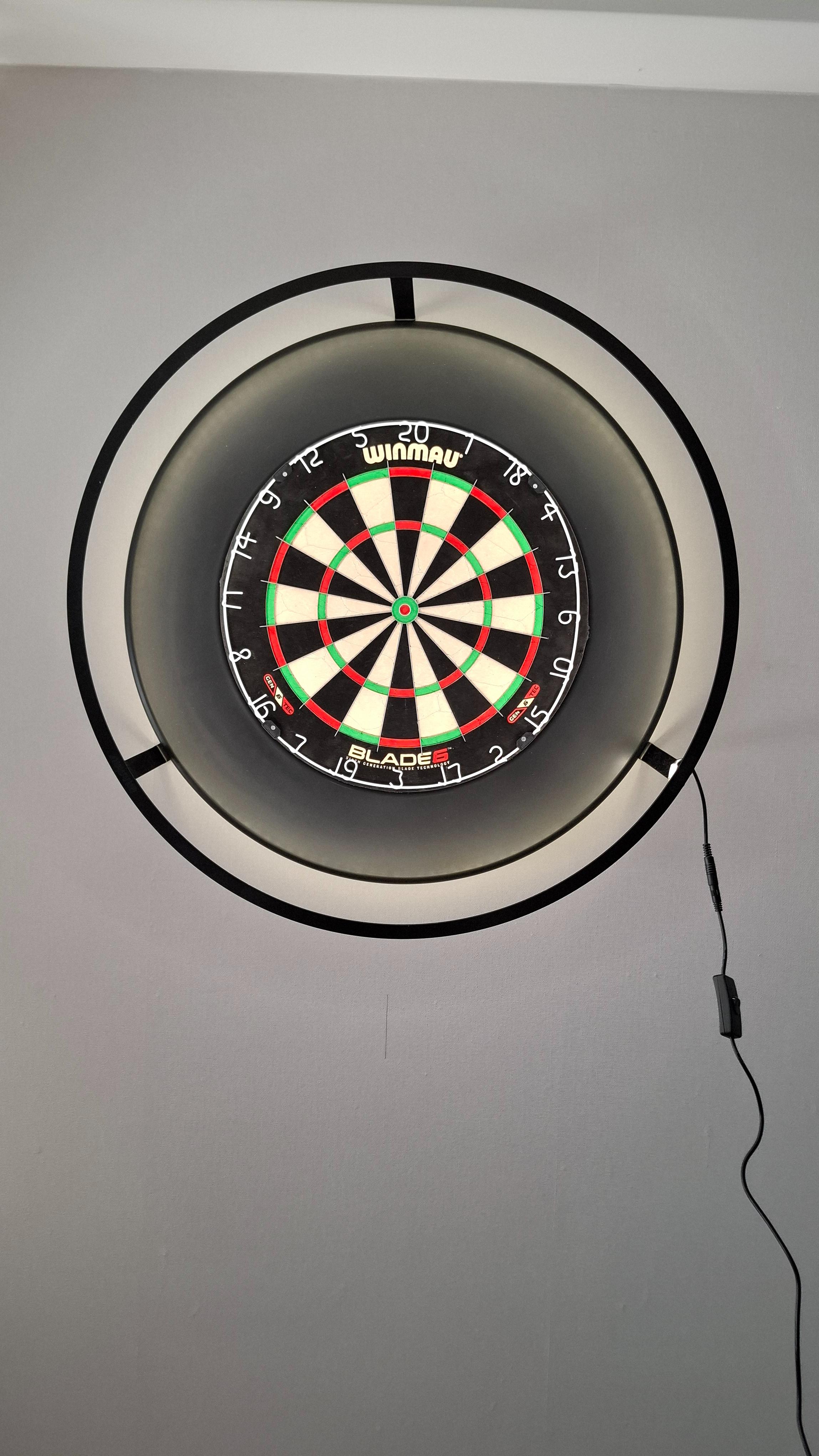 Mooi verlicht winou dartbord en dart gekocht bij dartshopper zeer tevreden over de kwaliteit en service van dartshopper!!!mat