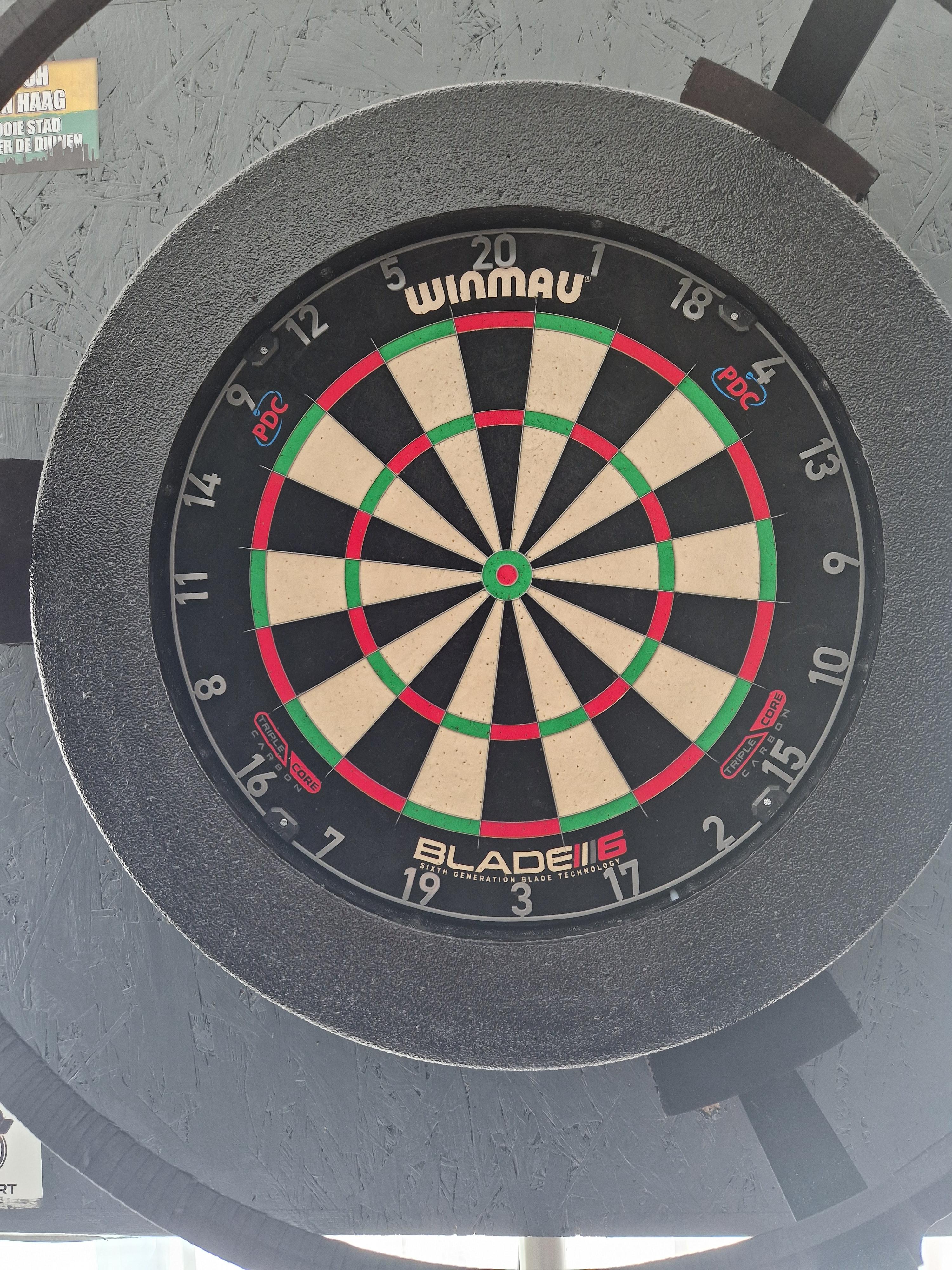 Winmau blade 6 triplecore en ringverlichting