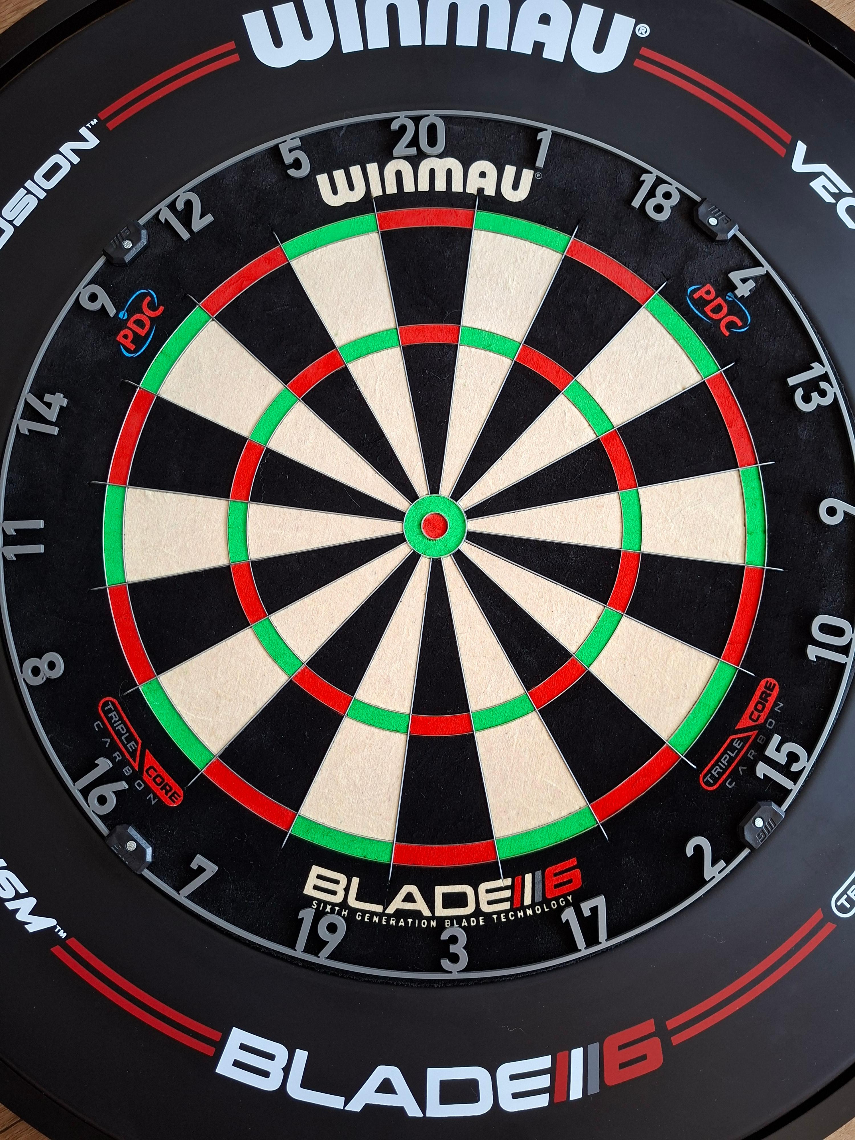 Winmau Blade 6 Triple Core + Winmau Pro Line Surround + Winmau Plasma - Dartset