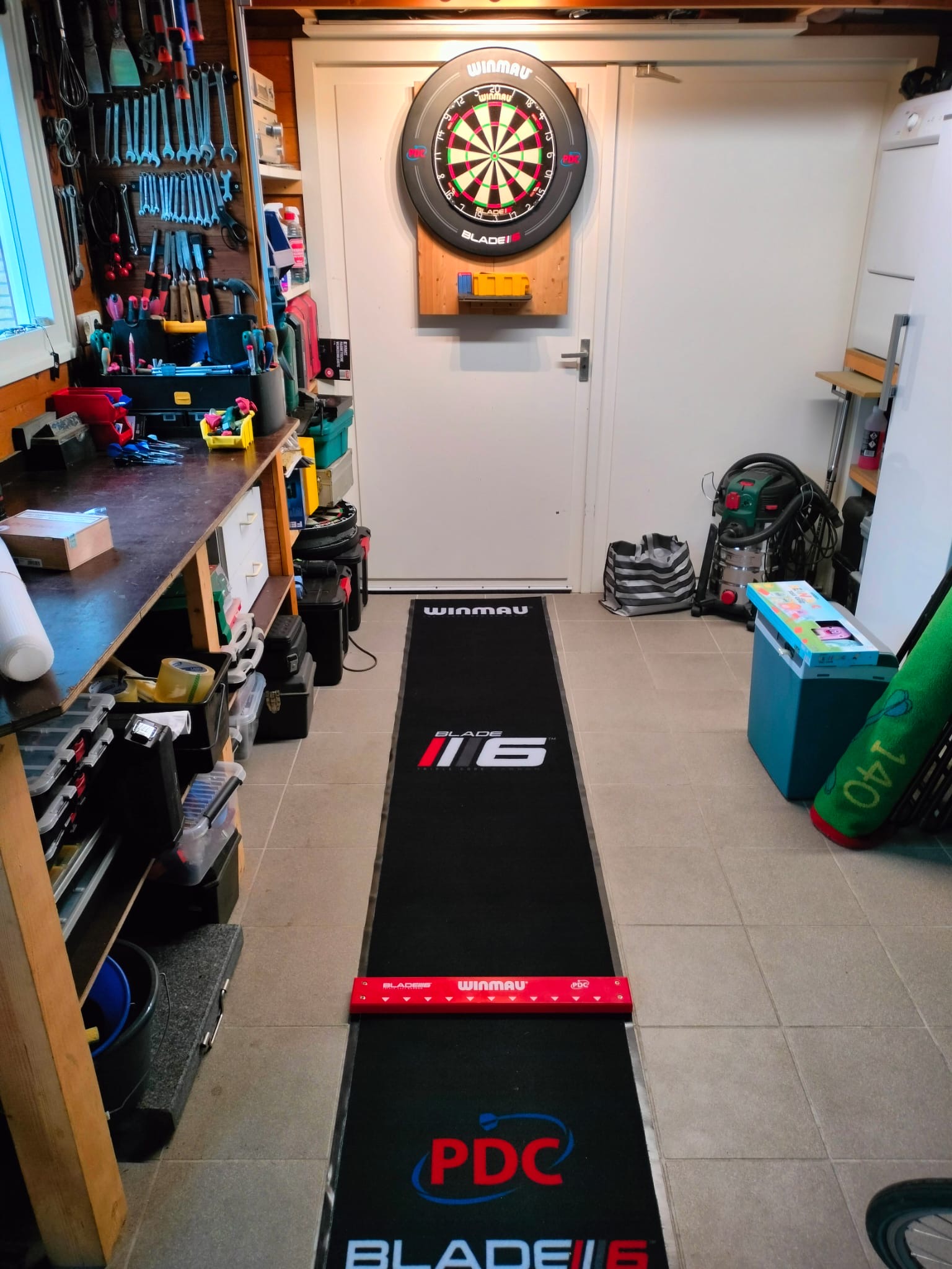 Dartmat, dartbord en een surrounder gekocht!
