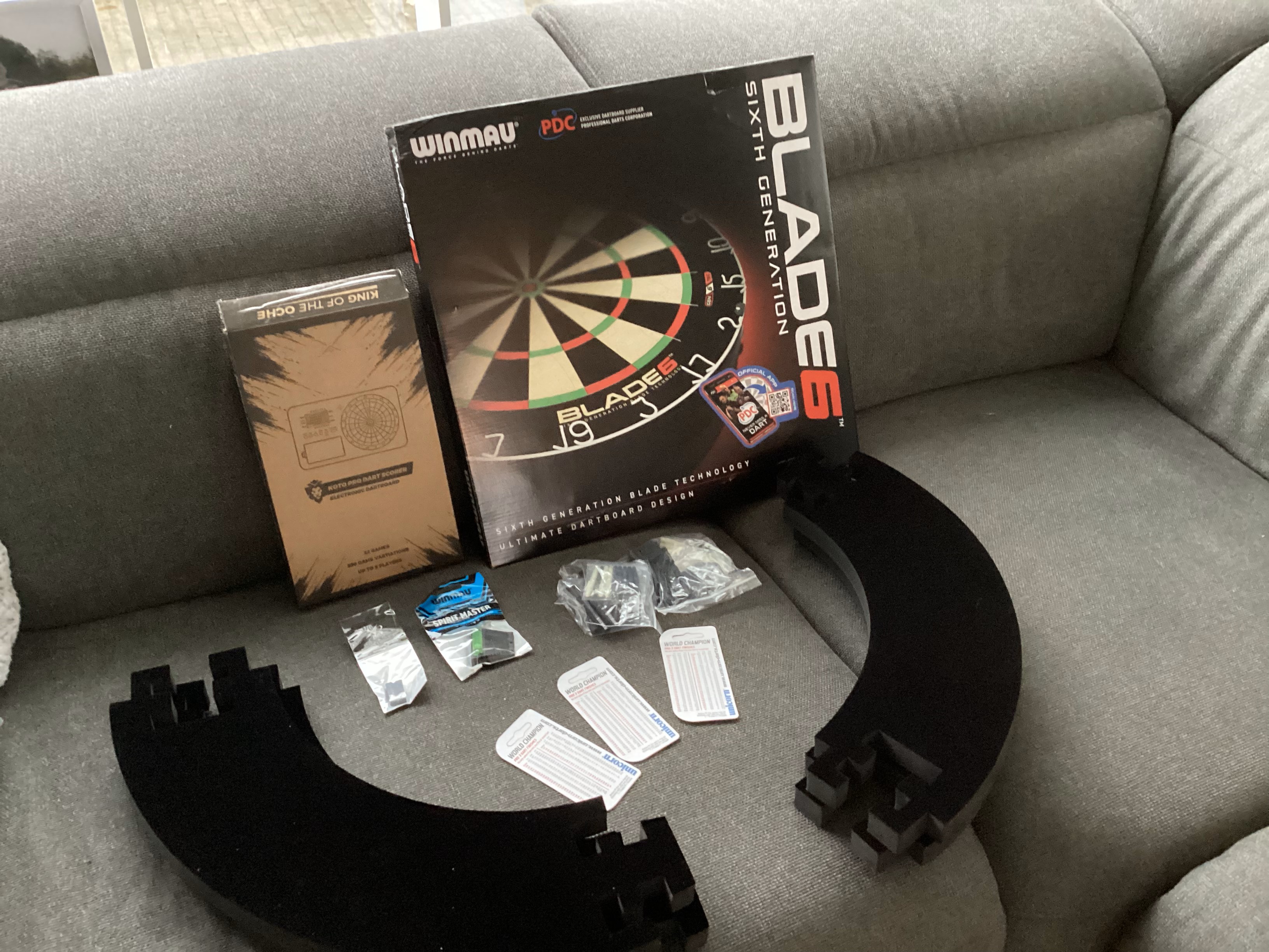 Ons eerste dartbord :)... Helaas is het weer er nog niet naar om deze in de overkapping op te hangen maar we kunnen niet wachten tot deze mooie set hangt en gebruikt gaat worden!!!