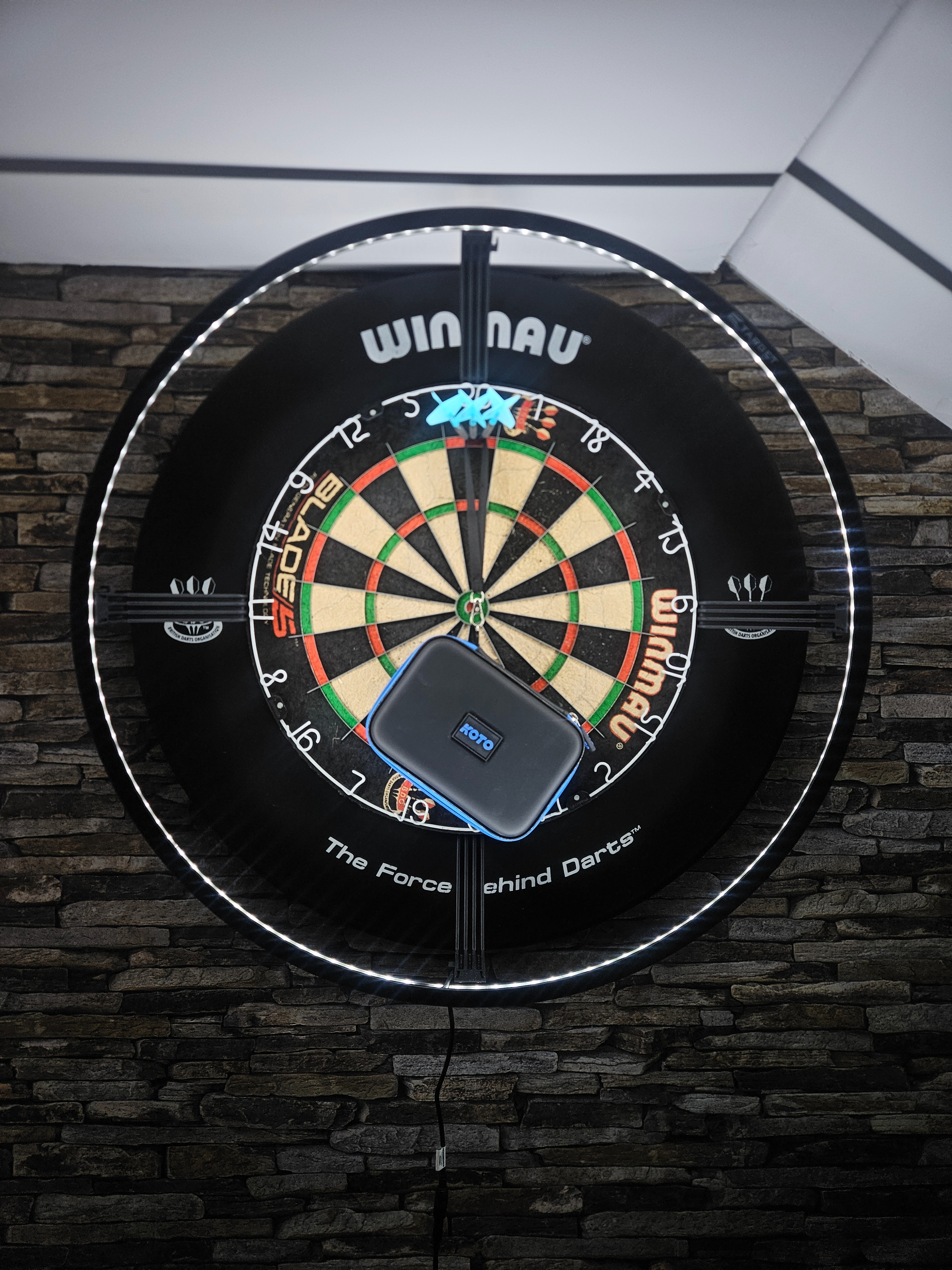 Prachtig licht van de target corona met koto dartscase