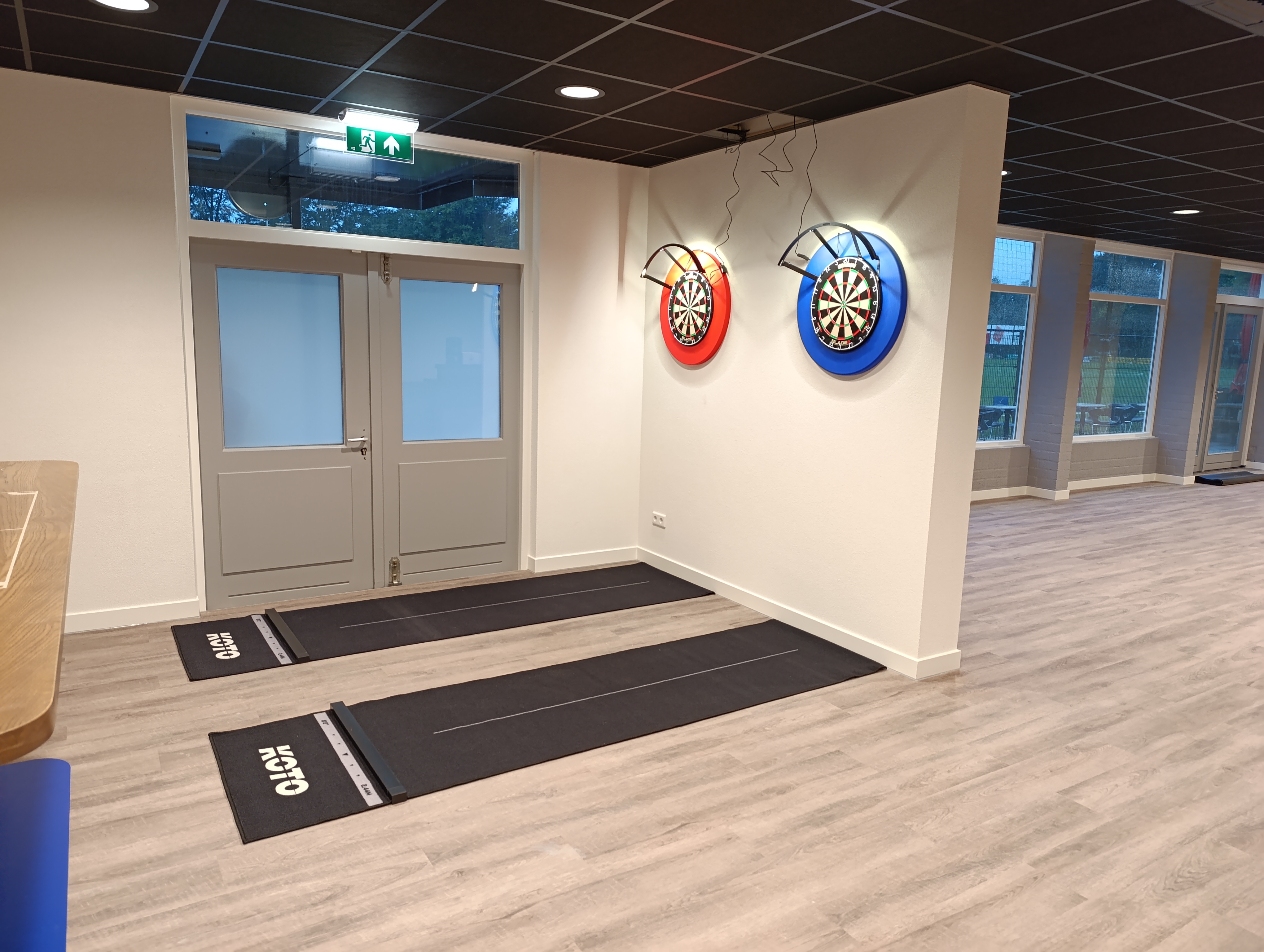 De nieuwe dartbanen in onze verbouwde kantine 