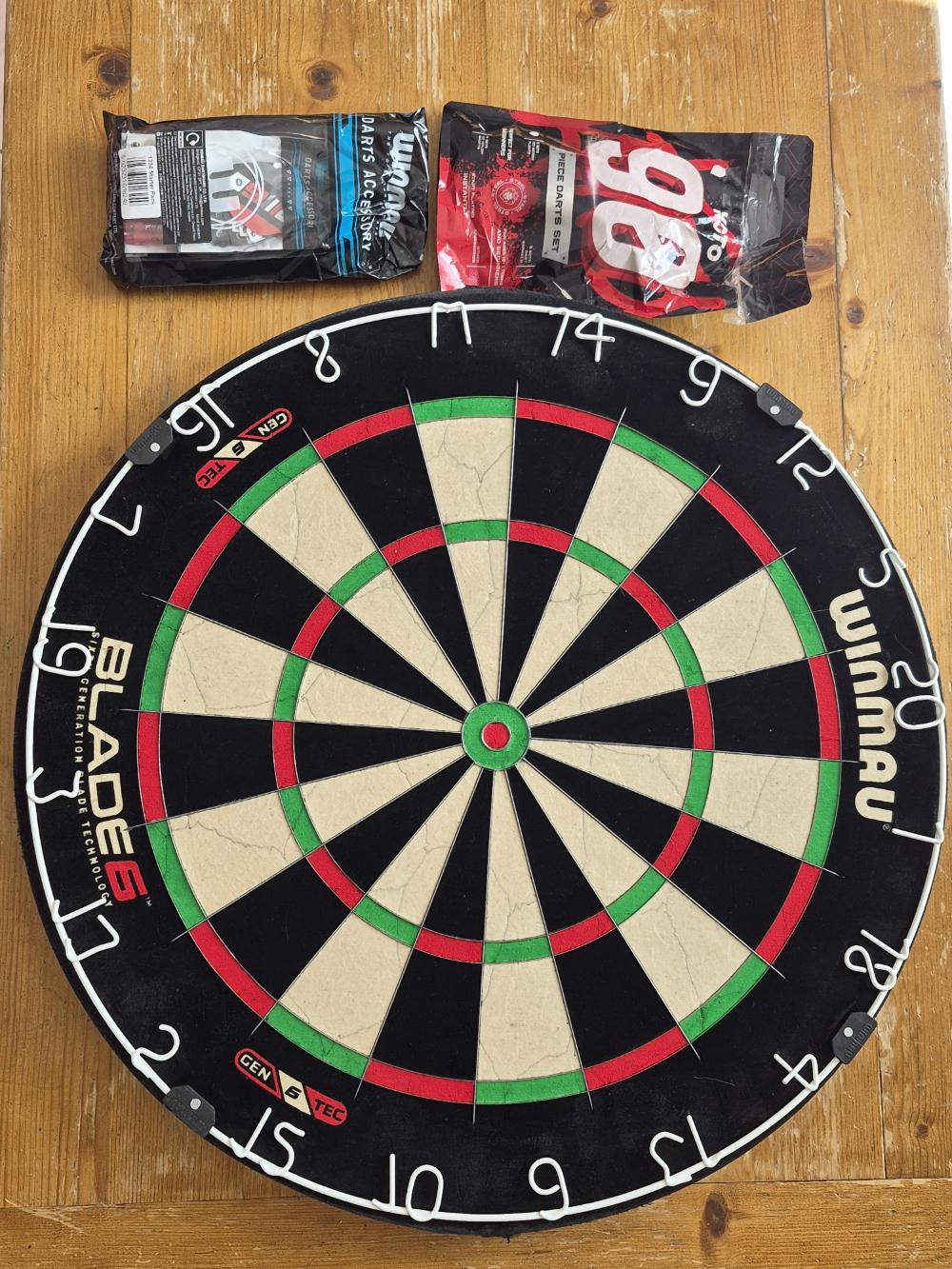 Cible Winmau blade 6 + winmau blade 6 starter pack brass - dartpfeile