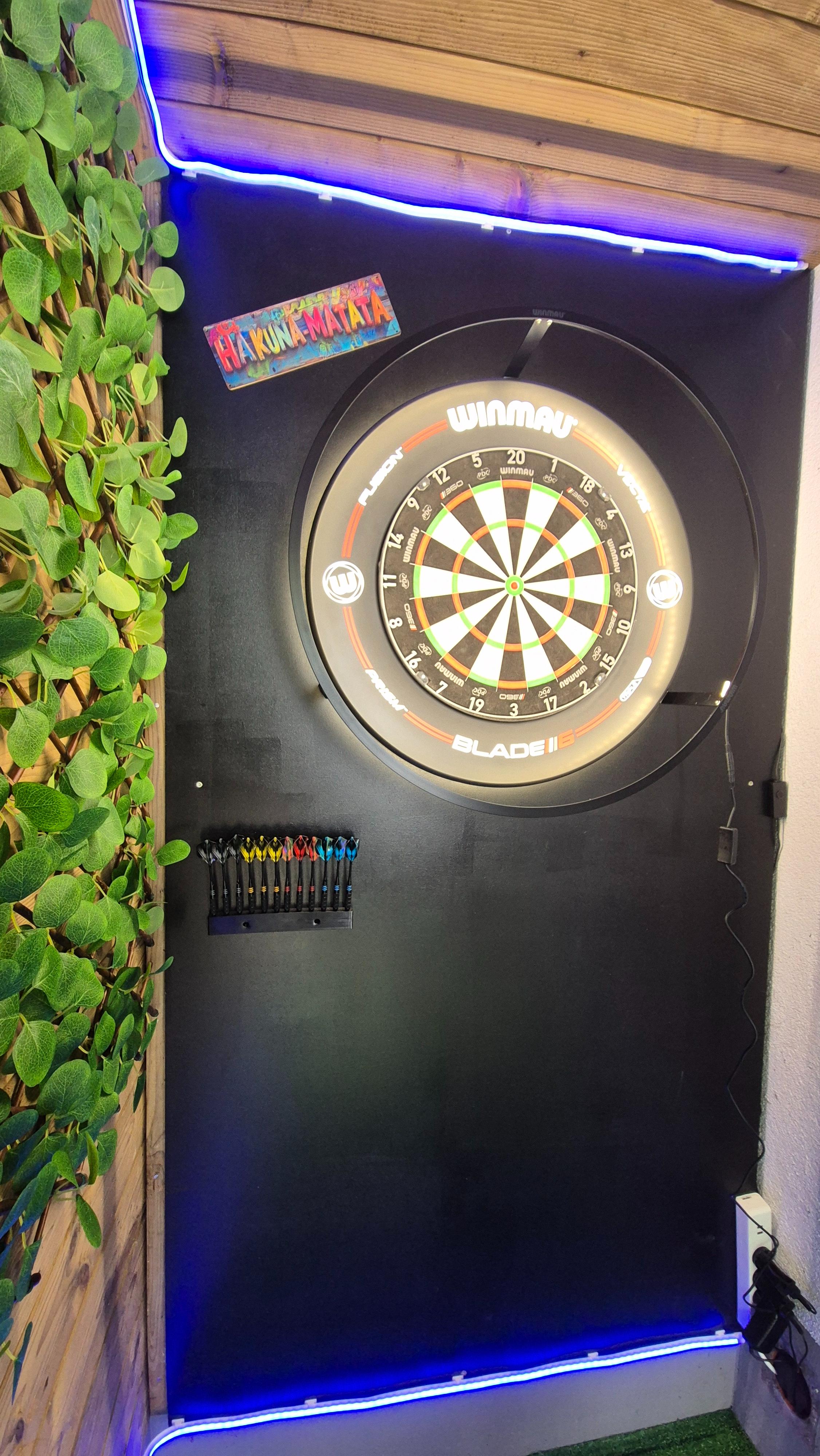 🎯 Nouveau coin fléchettes installé à la maison ! Je suis super content(e) du rendu 😍 Entre le jeu de fléchettes, l’installation et toute la déco autour, l’ambiance est juste parfaite pour les soirées entre amis 🍻  Je participe aujourd’hui au concours avec quelques photos de mon installation 📸 Merci pour ce super produit qui apporte une vraie touche fun et conviviale !