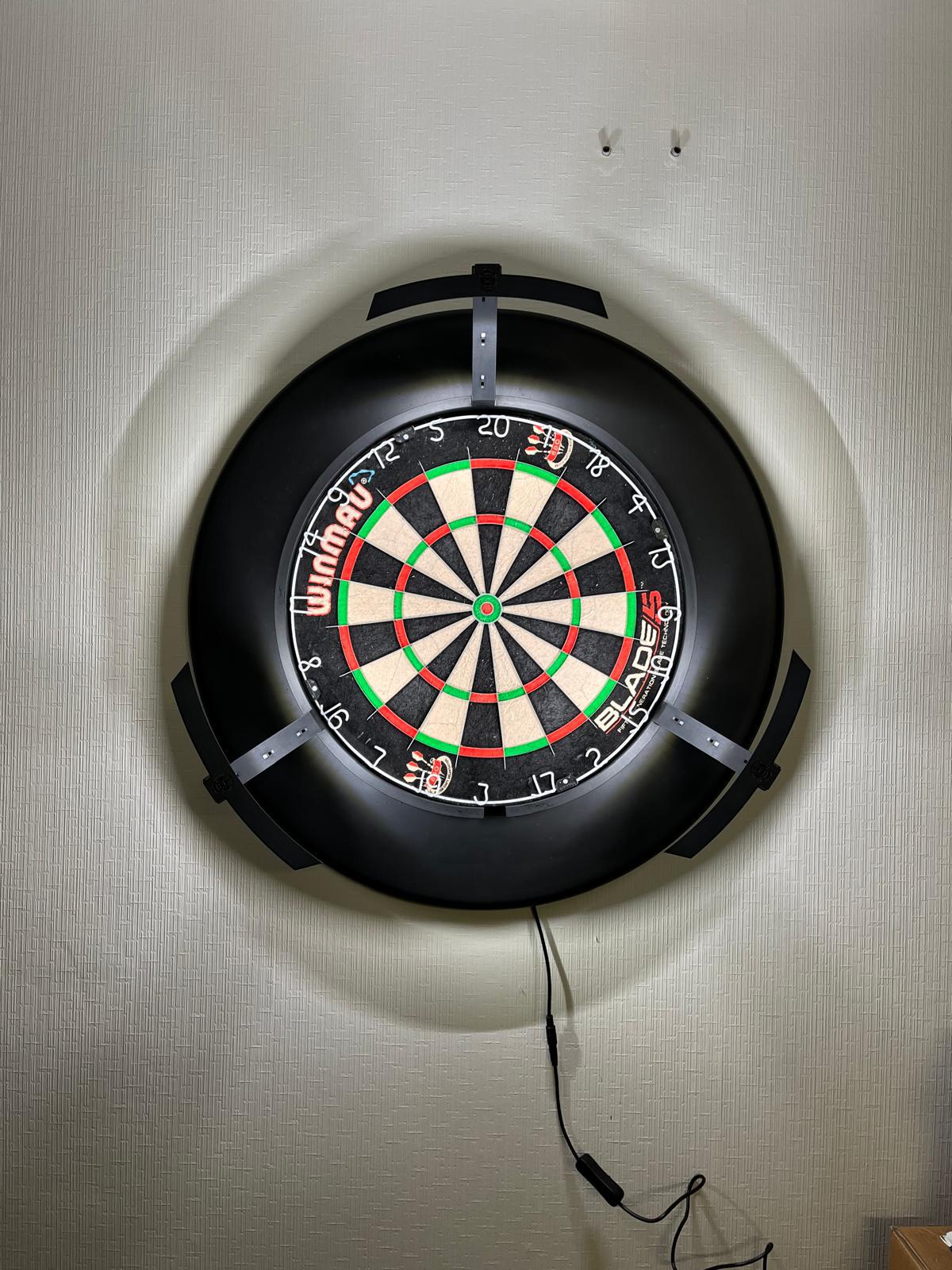 Mooie lichtring rondom mn dartbord