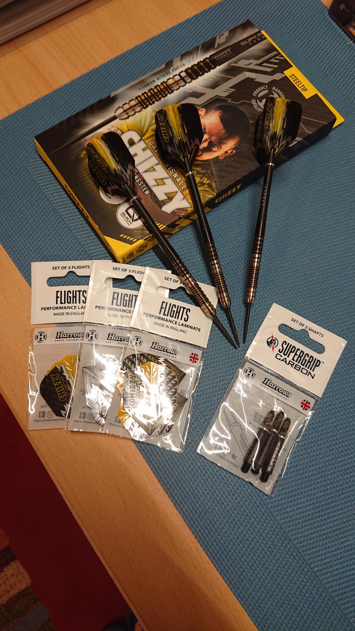 Harrows Dave Chisnall V1 Quick Point 90% - Fléchettes pointe Acier /  Tiges Harrows Supergrip Carbon Silver / Ailette Harrows Prime Chizzy