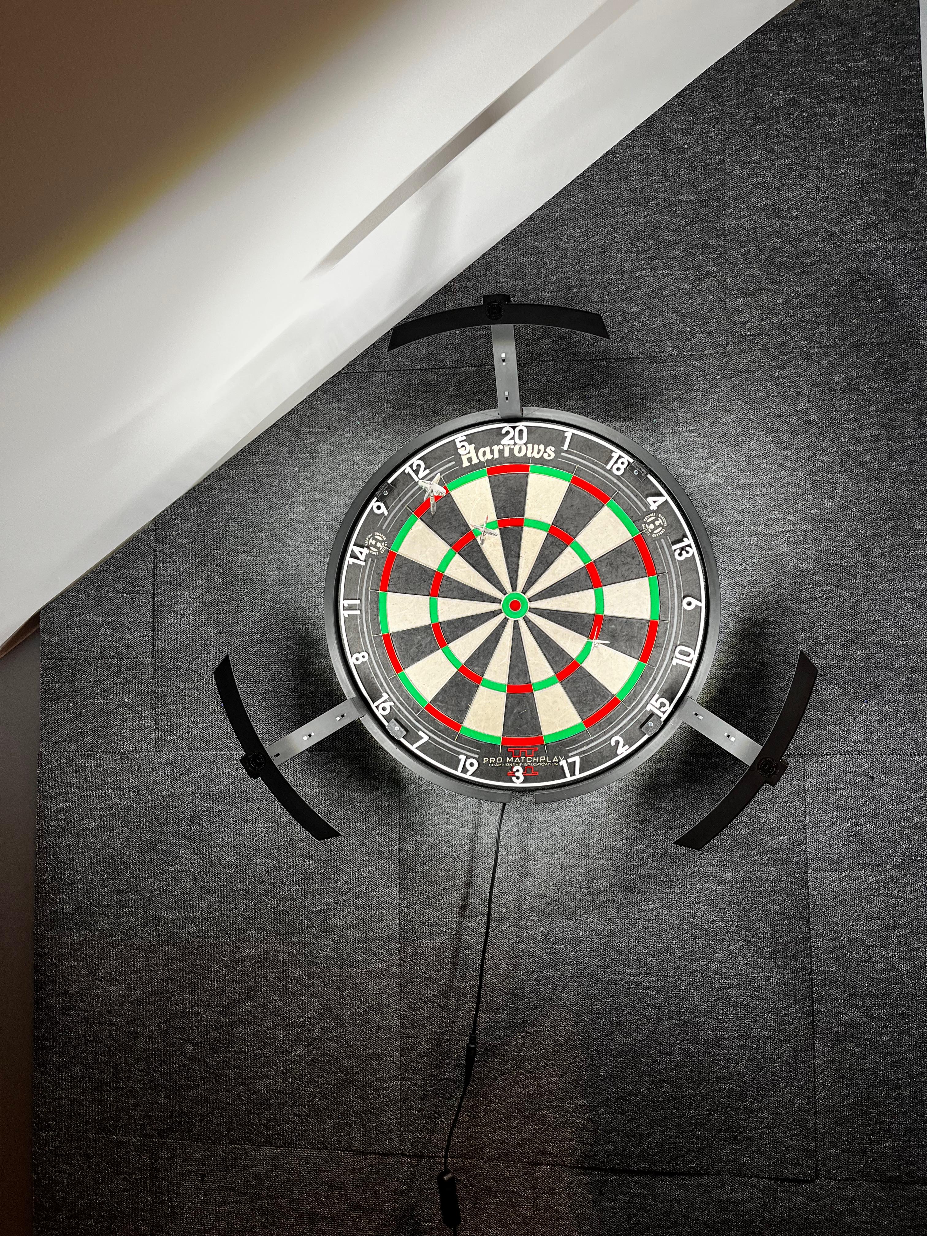 Moja nowiutka Tarcza Harrows Pro Matchplay 2 z oświetleniem Harrows Trilight