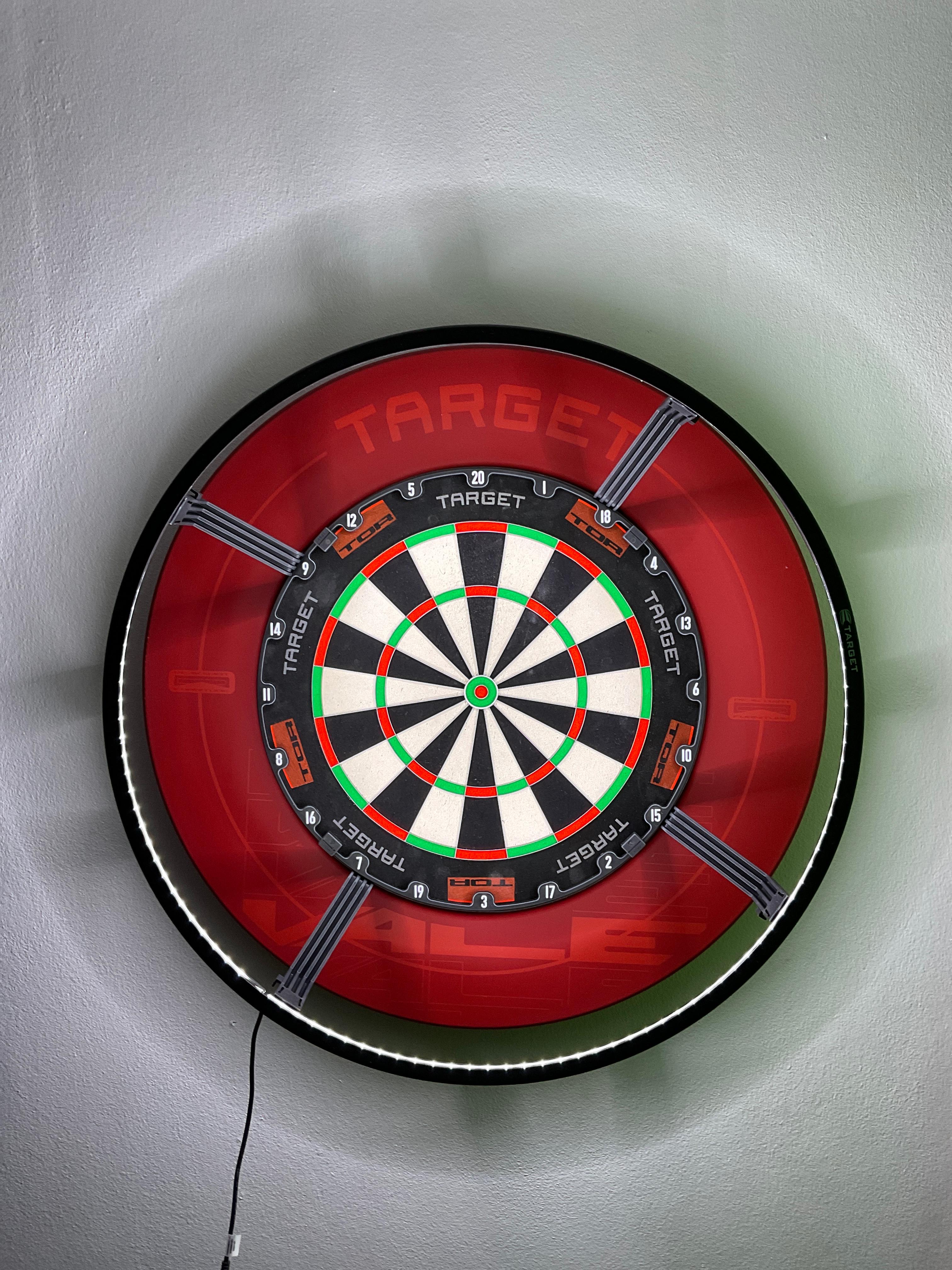Target CORONA s terčem Target TOR s okružím a šipky Luke Littler G1 23g je výborná kombinace jak na trénink, tak i na turnaje a házení s přáteli!