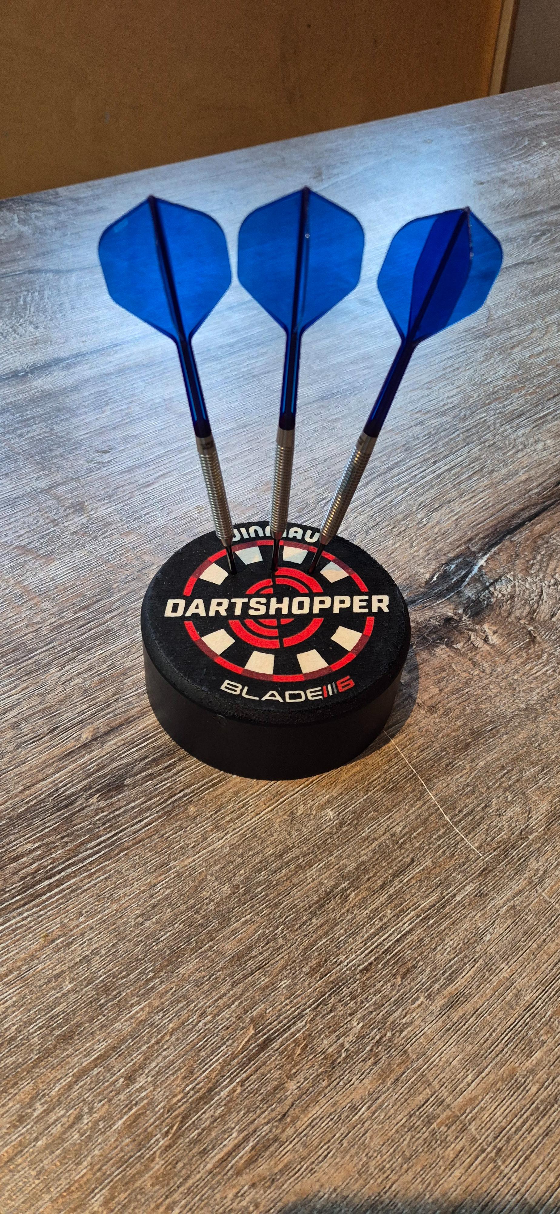 Winmau Blade 6 met Bullet Ignite verlichting en 2 setjes Target K-Flex Blue NO.2