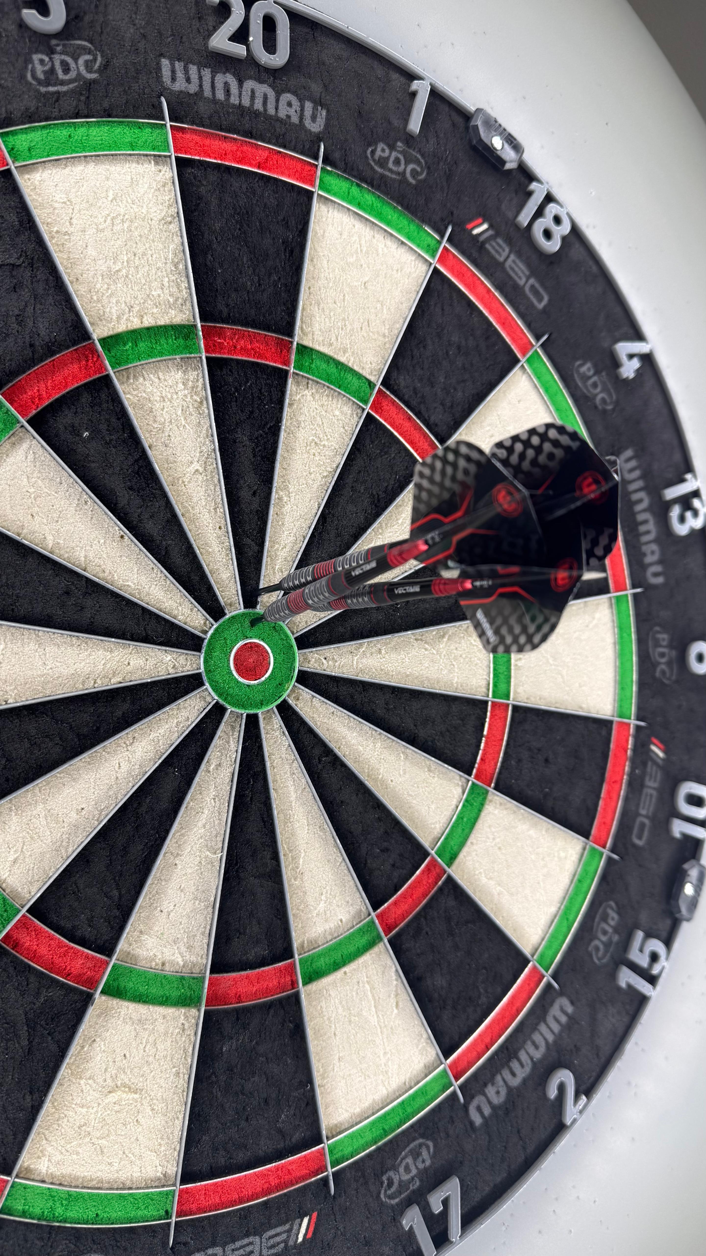 #dartshopper Winmau Joe Cullen Special Edition 90%, Winmau Armor G1 Black Dart Case, Winmau Vecta Blade 6 Darts Shafts and Winmau Prism Zeta Black & Grey - Dart Flights