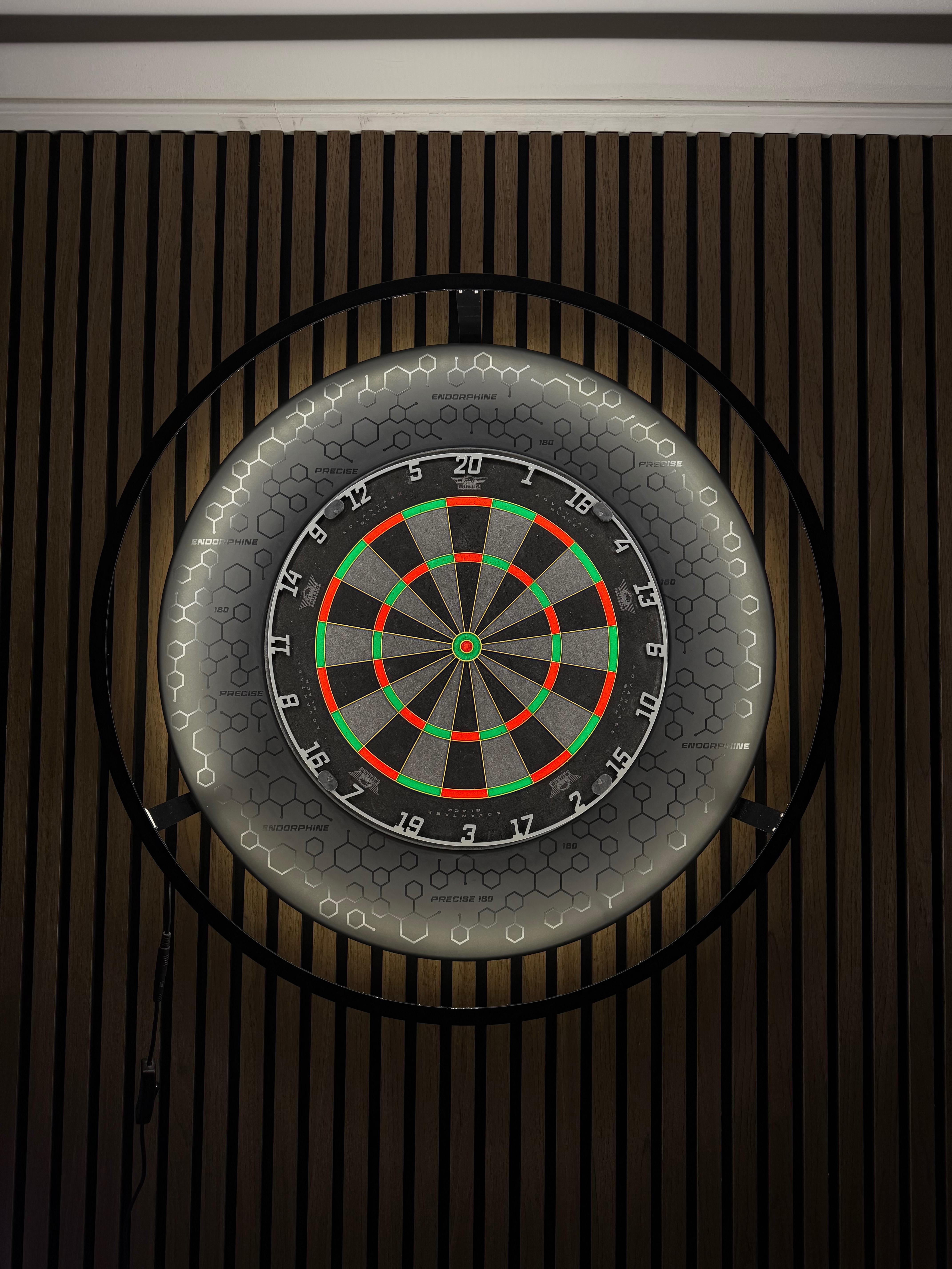 Mijn nieuwe dart-setup. Met het mooie advantage black dartbord van bulls, en de nummering en surround van precise180!